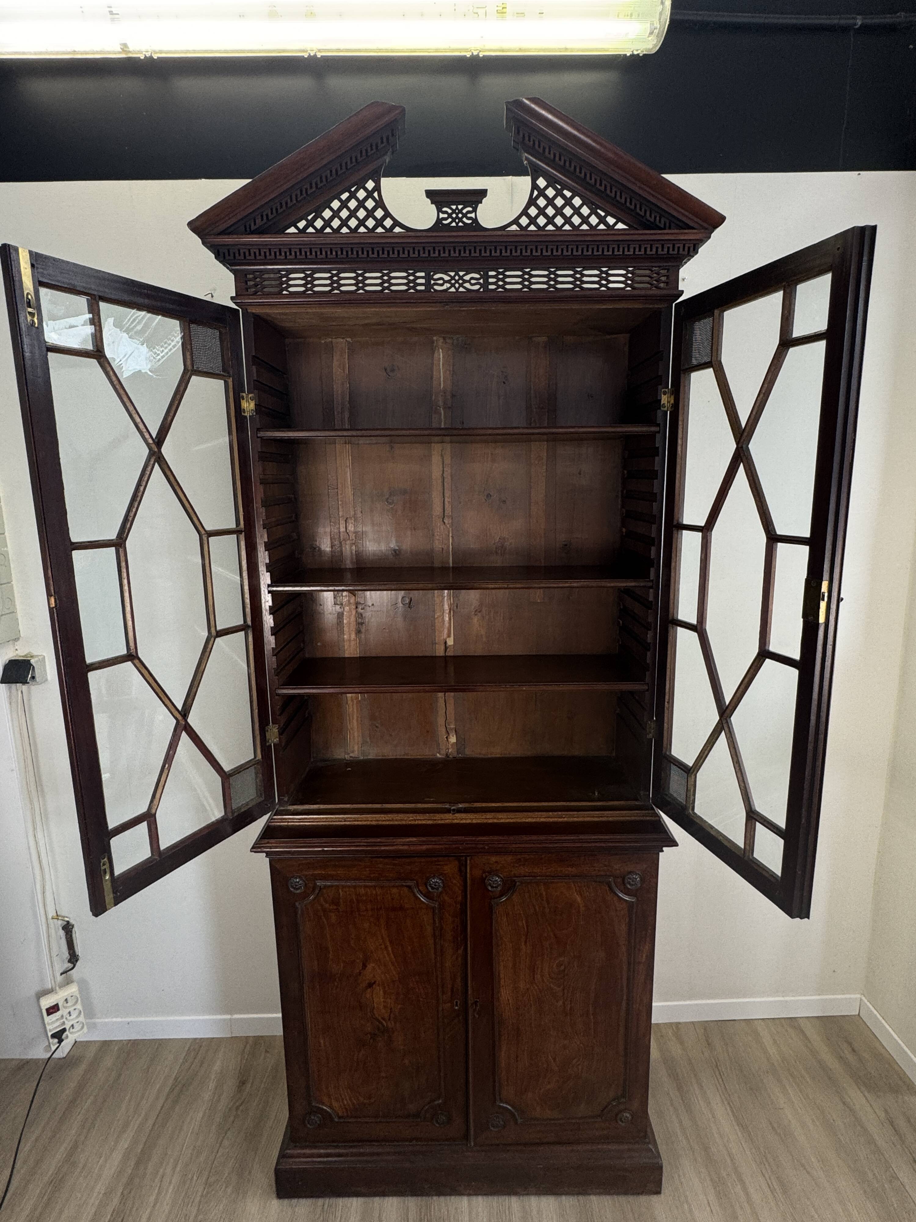 Bibliothèque Chippendale en acajou, Angleterre, circa 1770 — provenance doc
