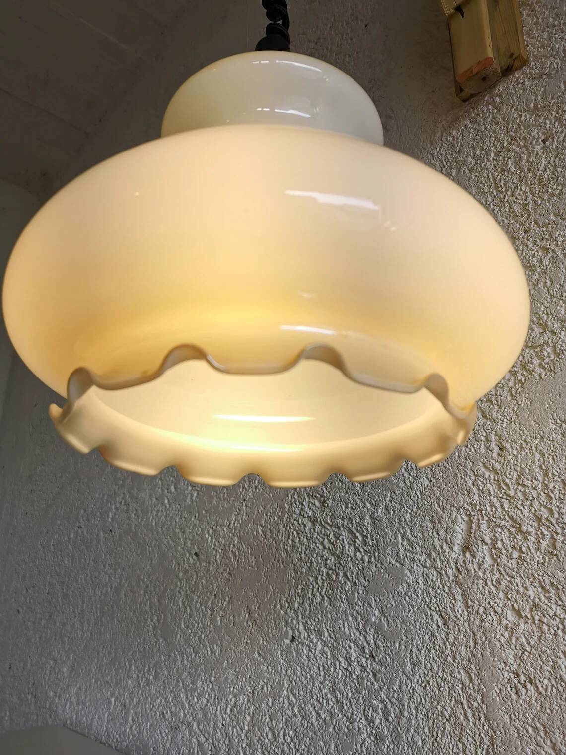 Suspension vintage en verre blanc : Éclairage de cuisine moderne du milieu du siècle