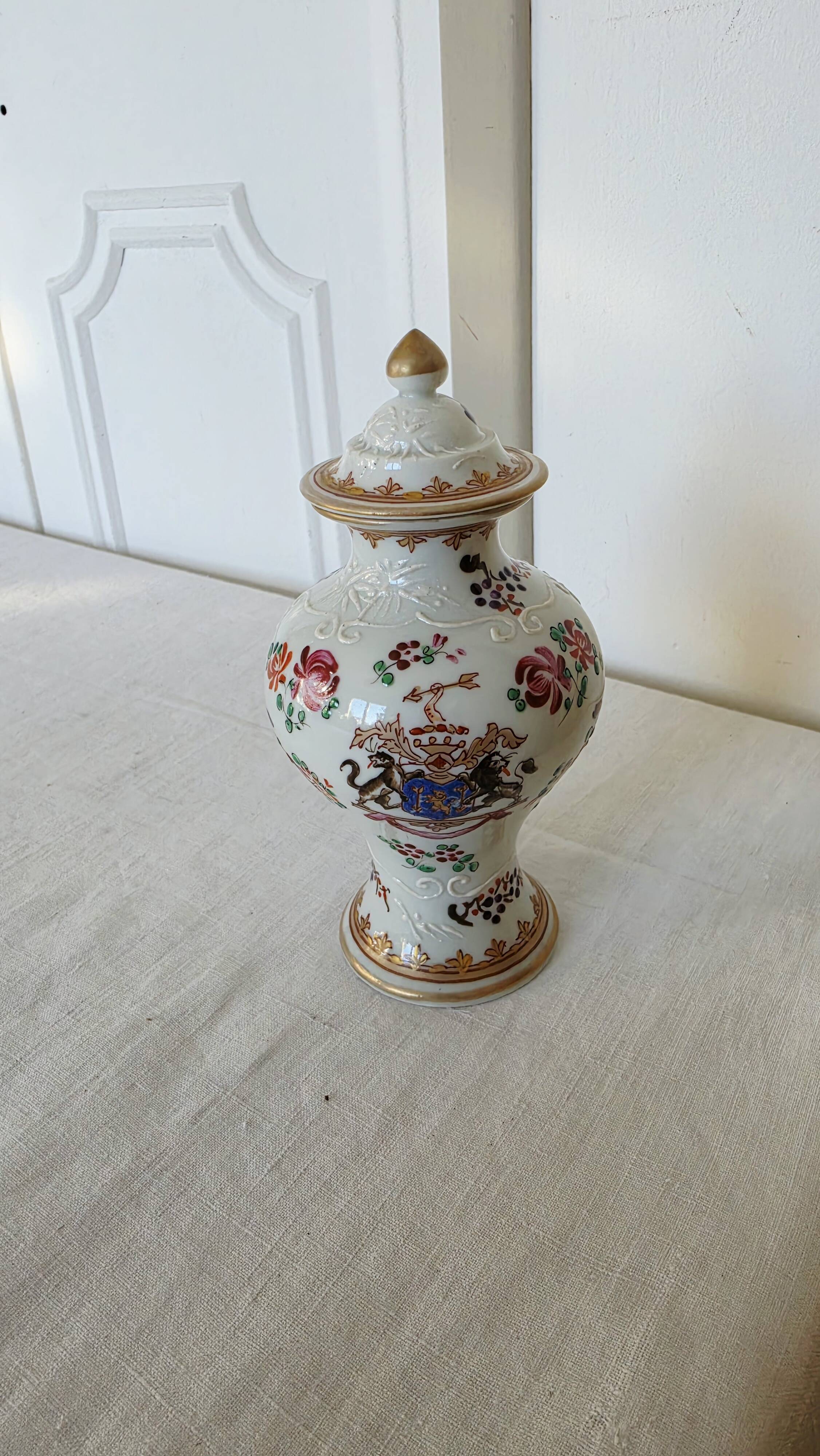 Small porcelain pot hand-painted by Samson Paris, Compagnie d style.