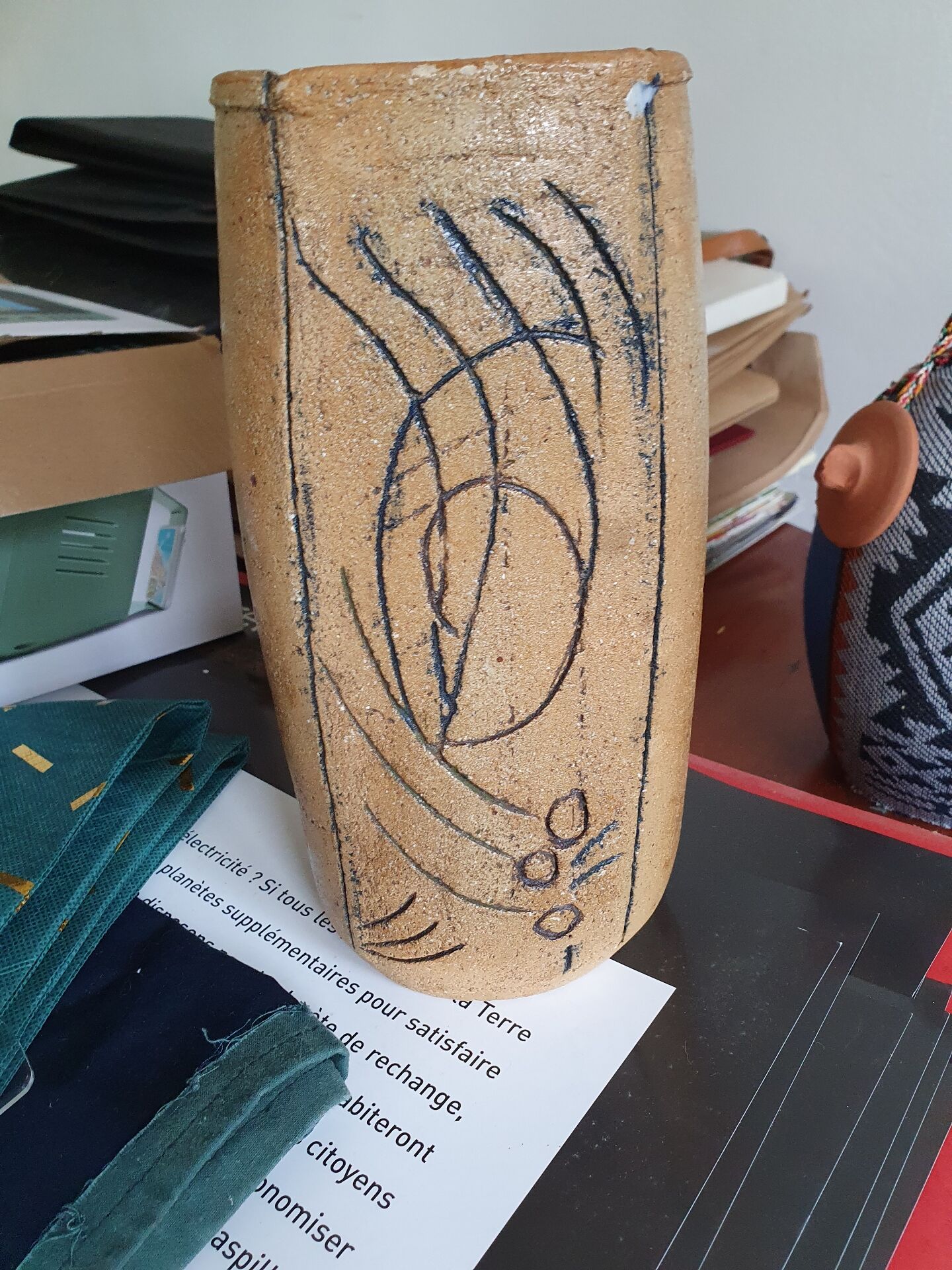 Stoneware vase in raw art