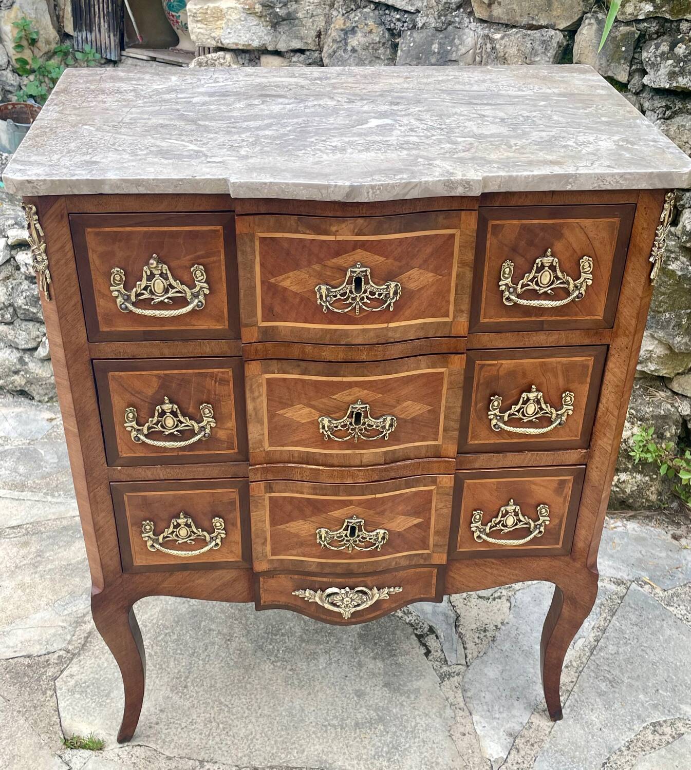 Petite commode en Marqueterie à Ressaut central Époque XIX eme siècle