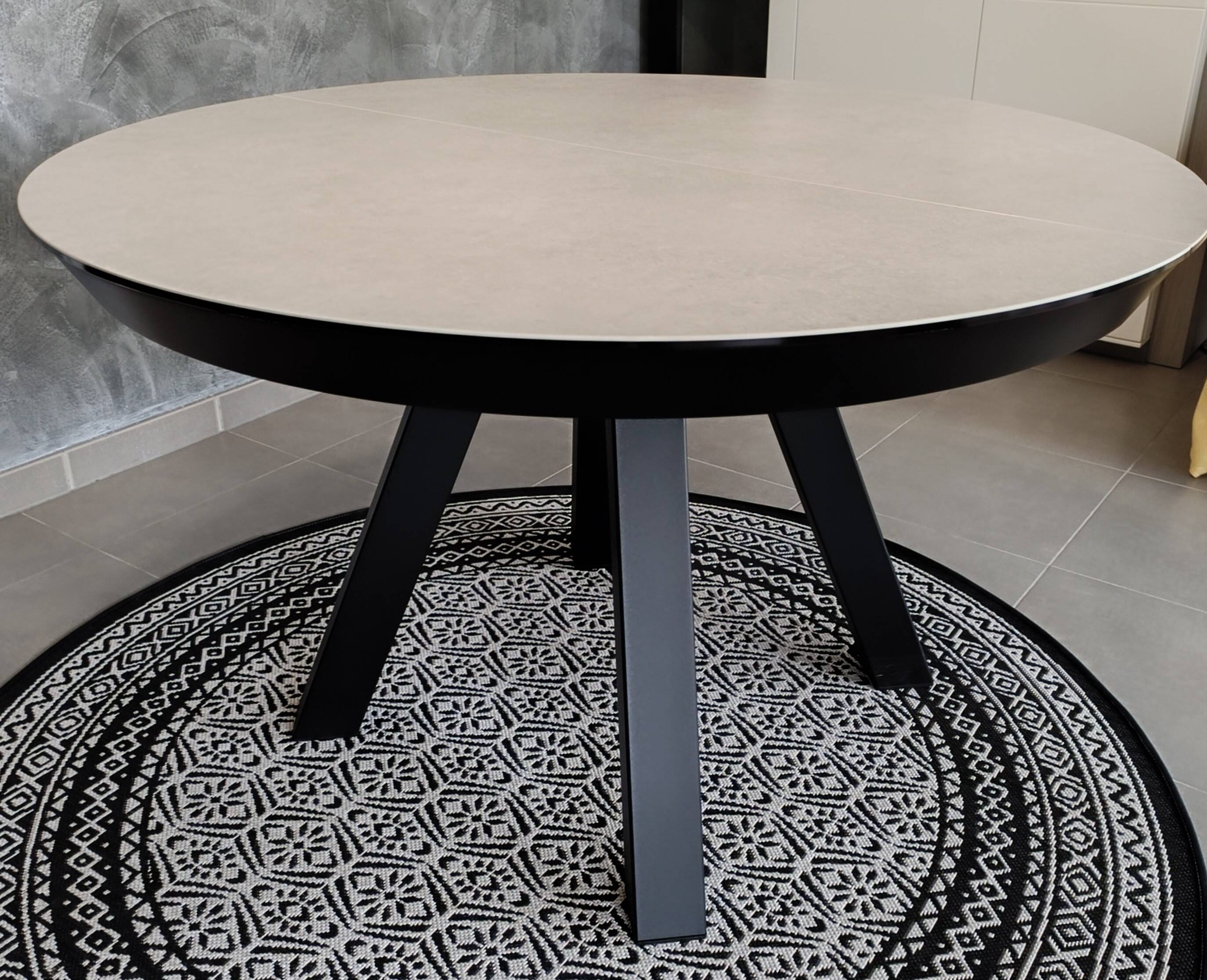 Round dining table (diam. 125 cm) in ceramic
