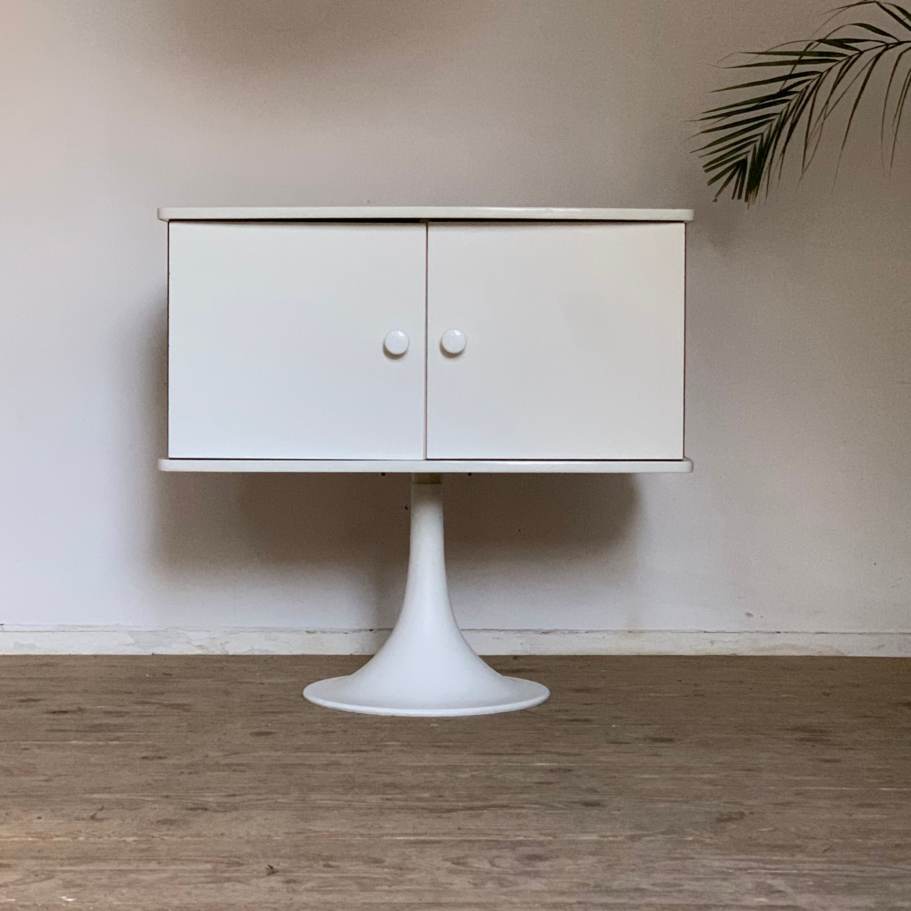 Vintage tulip foot buffet