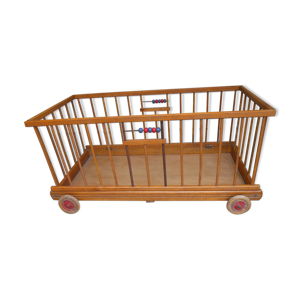 Lit d'enfant à roulettes
