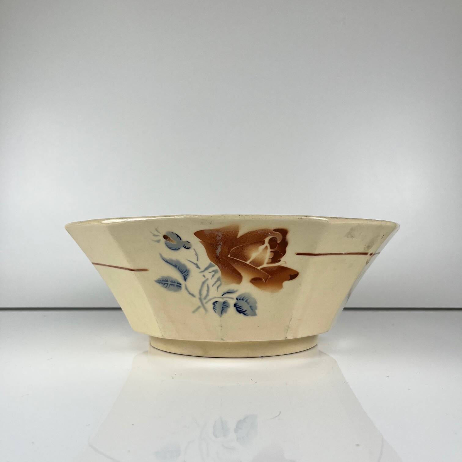 Sarreguemines salad bowl with flower pattern, first half of the 20th century.