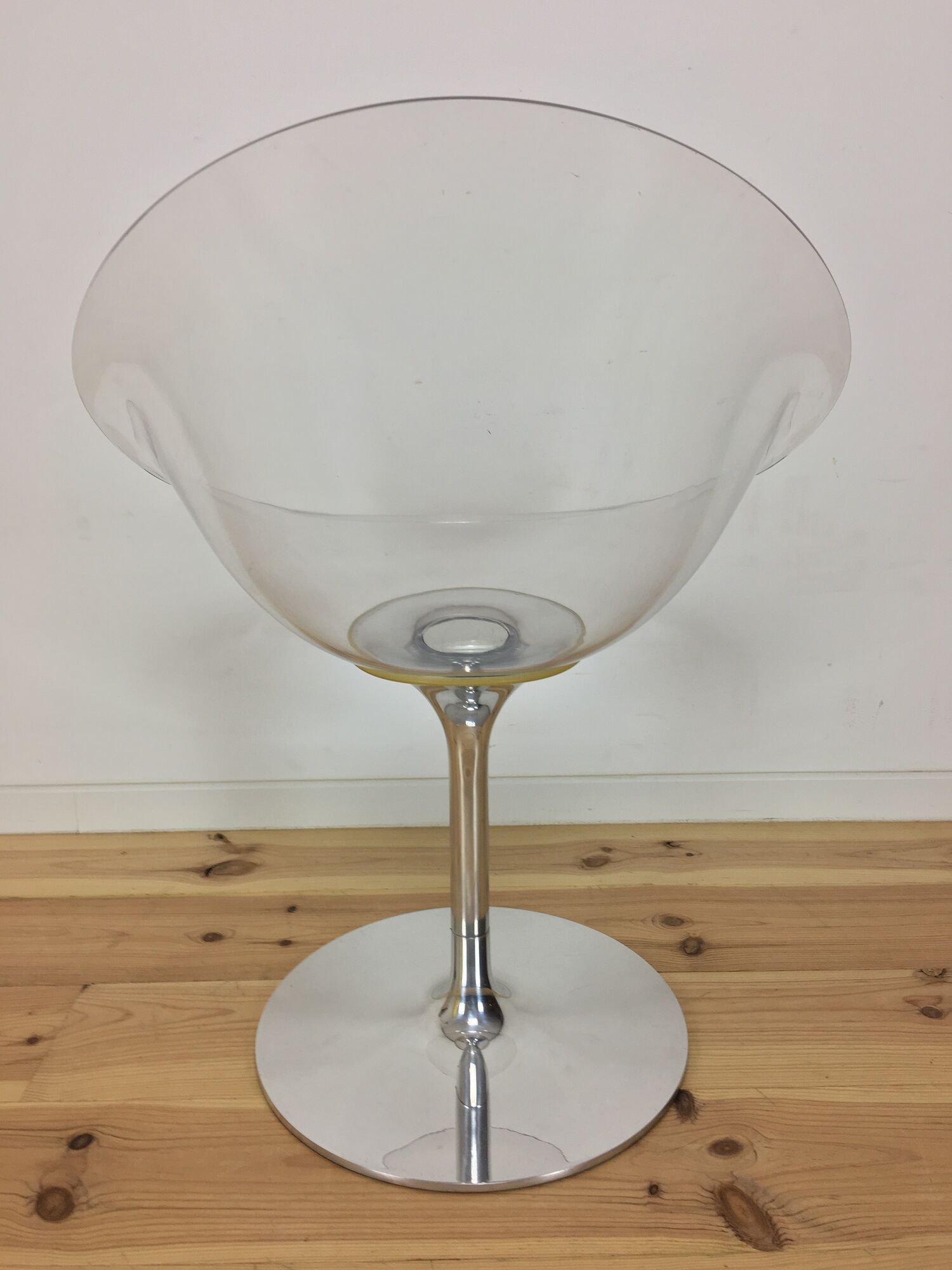 Eros foot armchair tulip Plexiglas and aluminum, by Philippe Starck