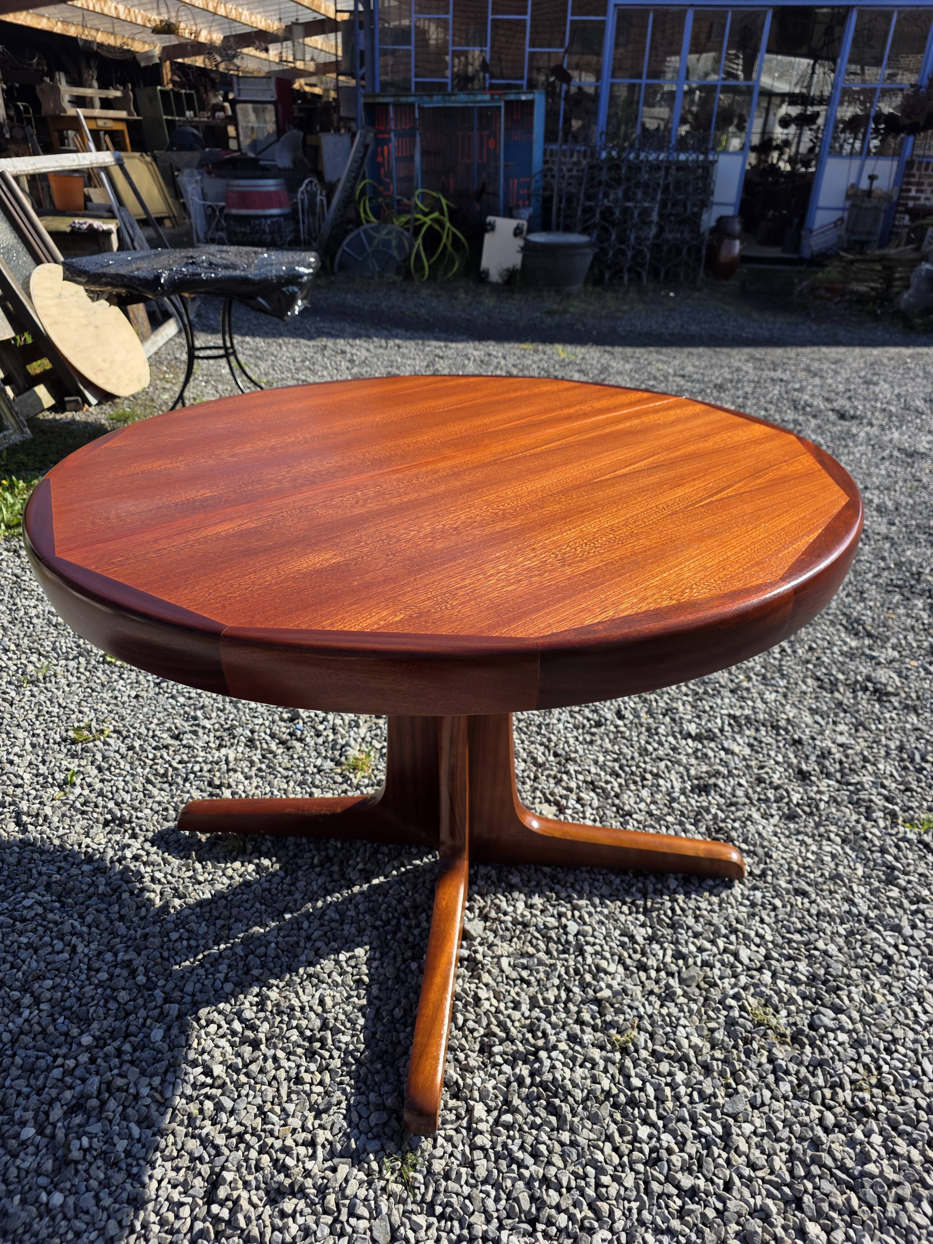 Baumann extendable table in teak from the 1960s.