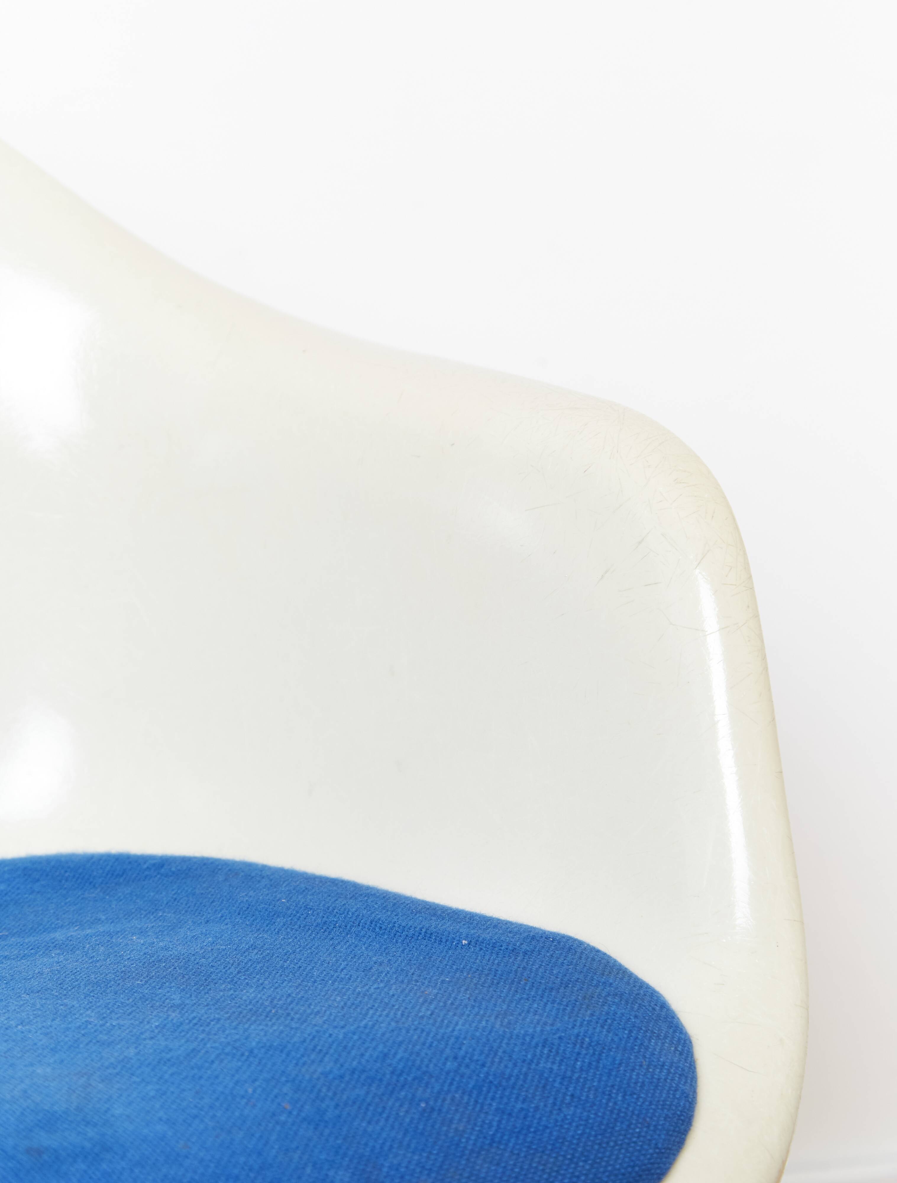 Off-White La Fonda Fiberglas Chair by Charles & Ray Eames for Herman Miller