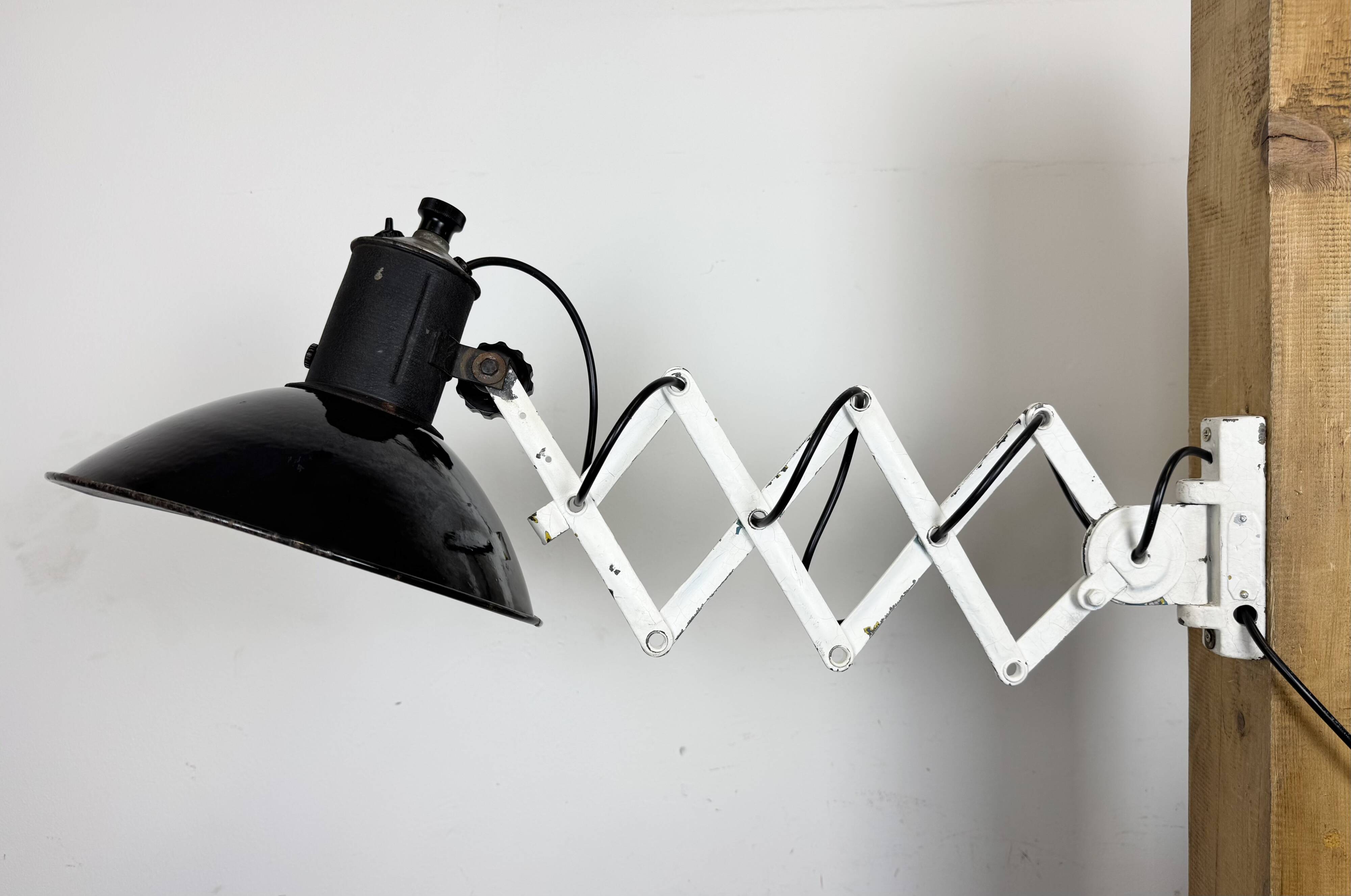 Lampe murale à ciseaux en émail noir industriel, années 1950