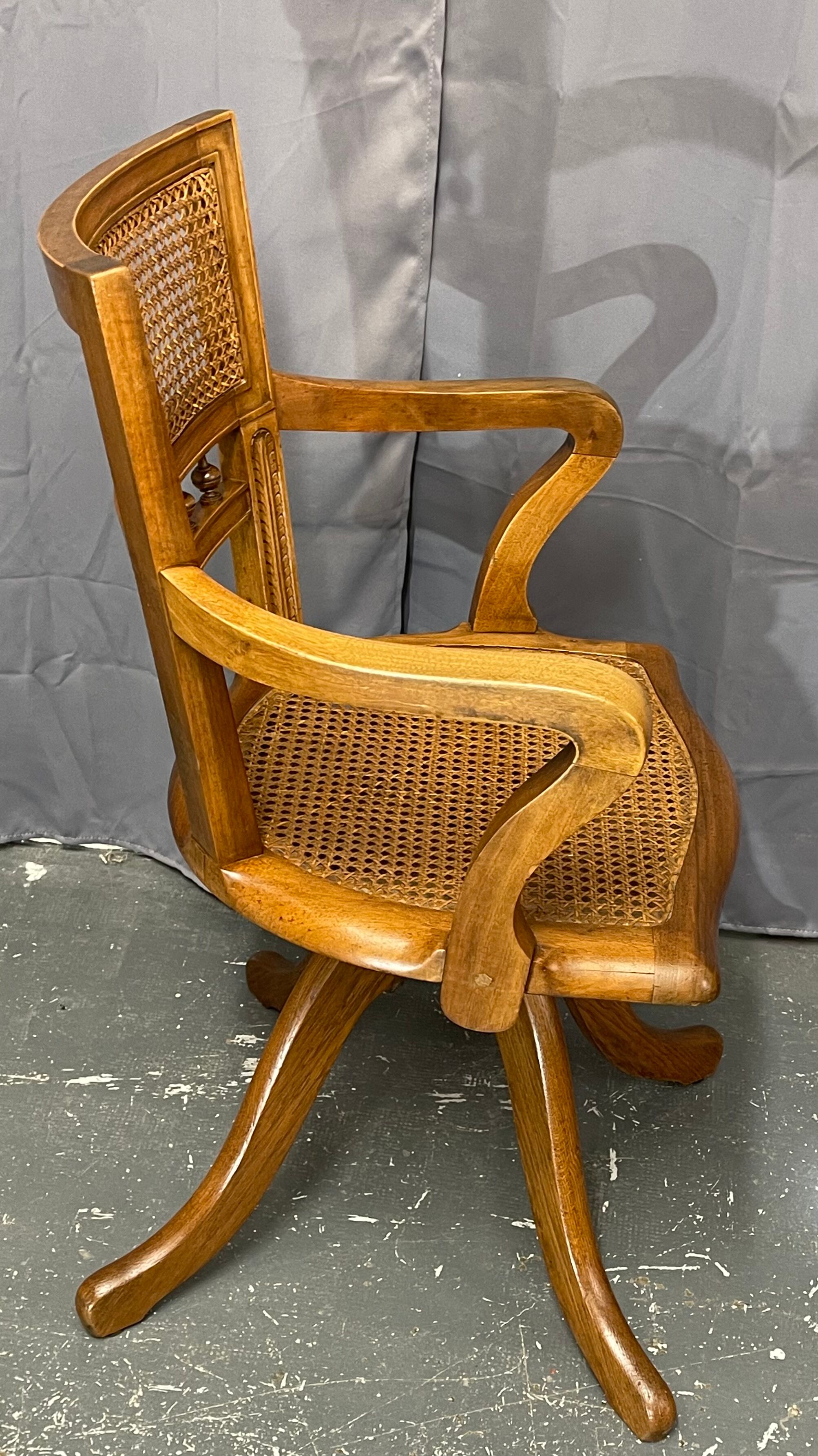 Fauteuil de bureau américain canné époque 1900