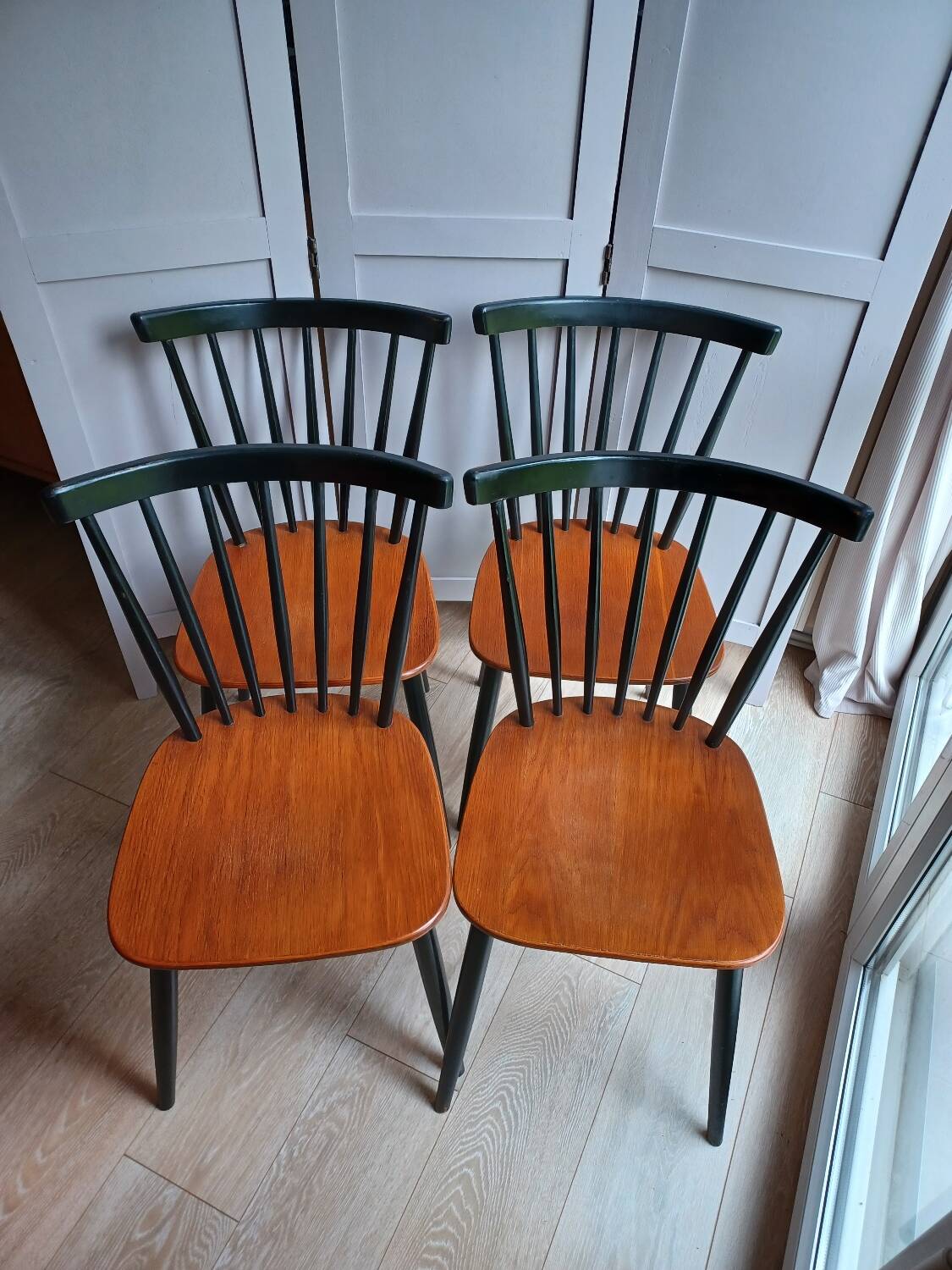 Suite de 4 chaises type Fanett