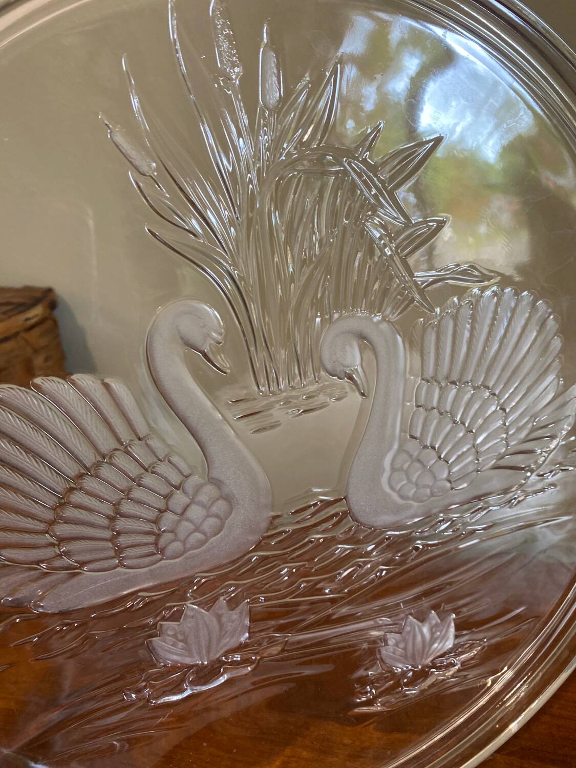 Glass tray with swan decor