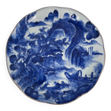 Plat japonais à décor de paysage animé