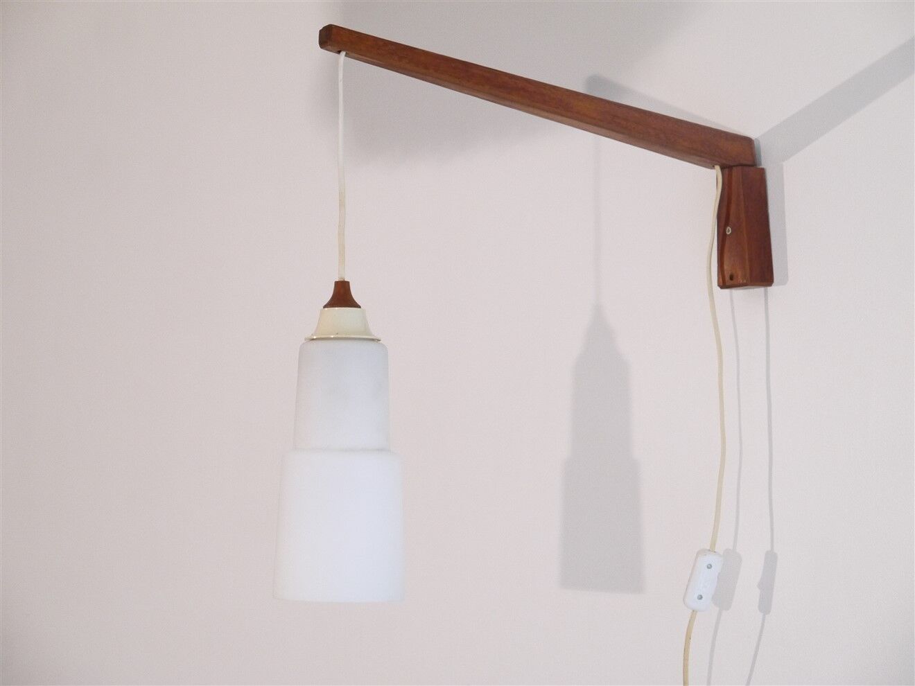 Scandinavian wall lamp "gallows" in wood and opaline 1960