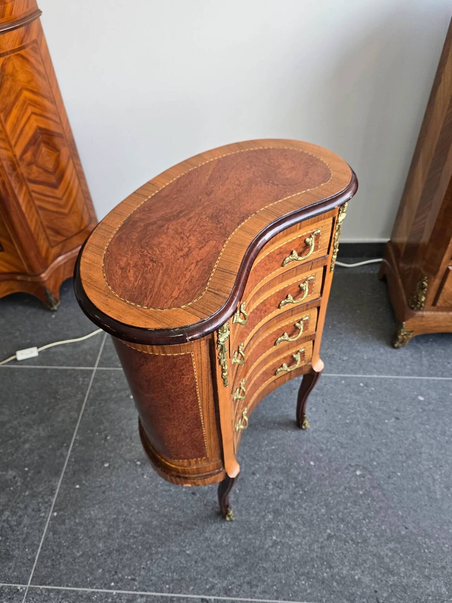 Commode galbée demi-lune en marqueterie – style Louis XV, fin XIXe siècle