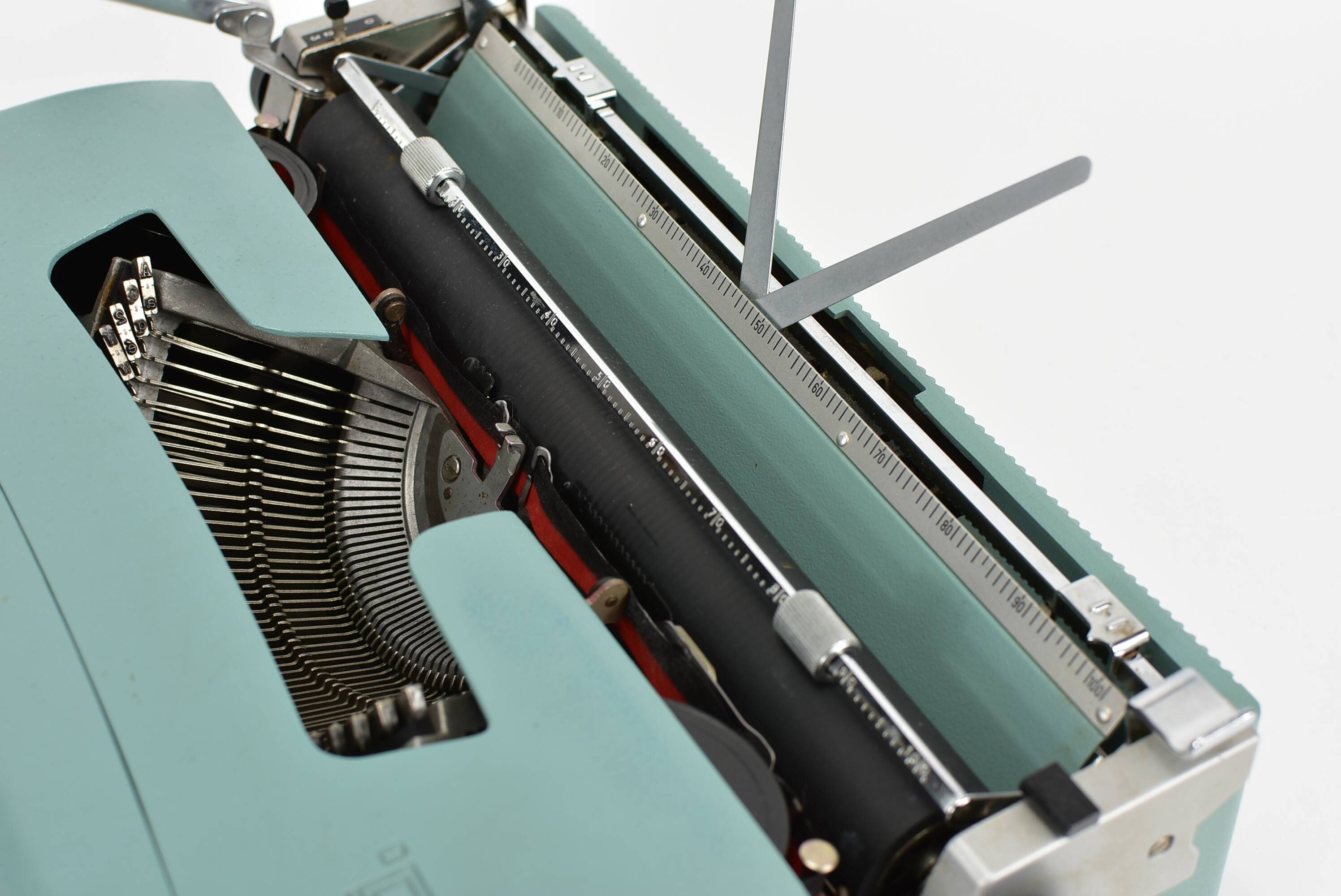 Lettéra 32 typewriter, Olivetti