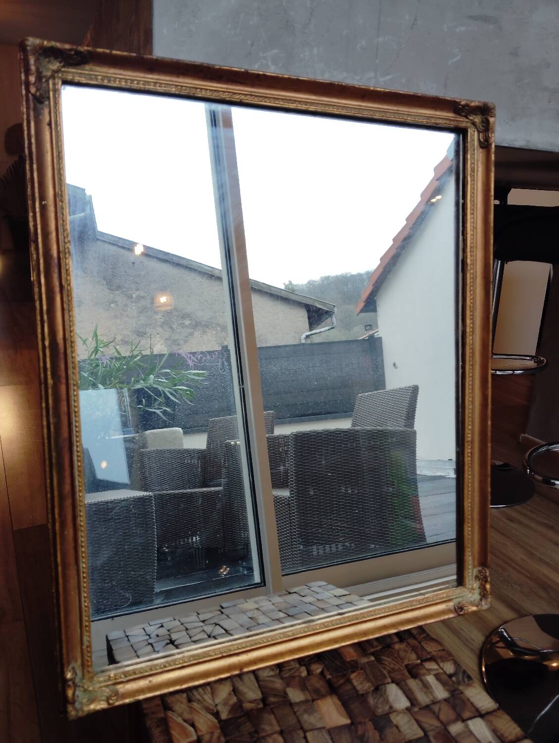 Miroir en bois, doré à la feuille d'or.