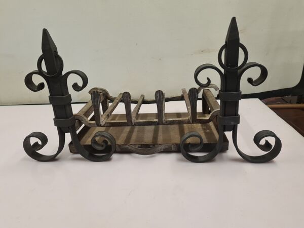 Paire de chenets avec grille et tiroir en fer