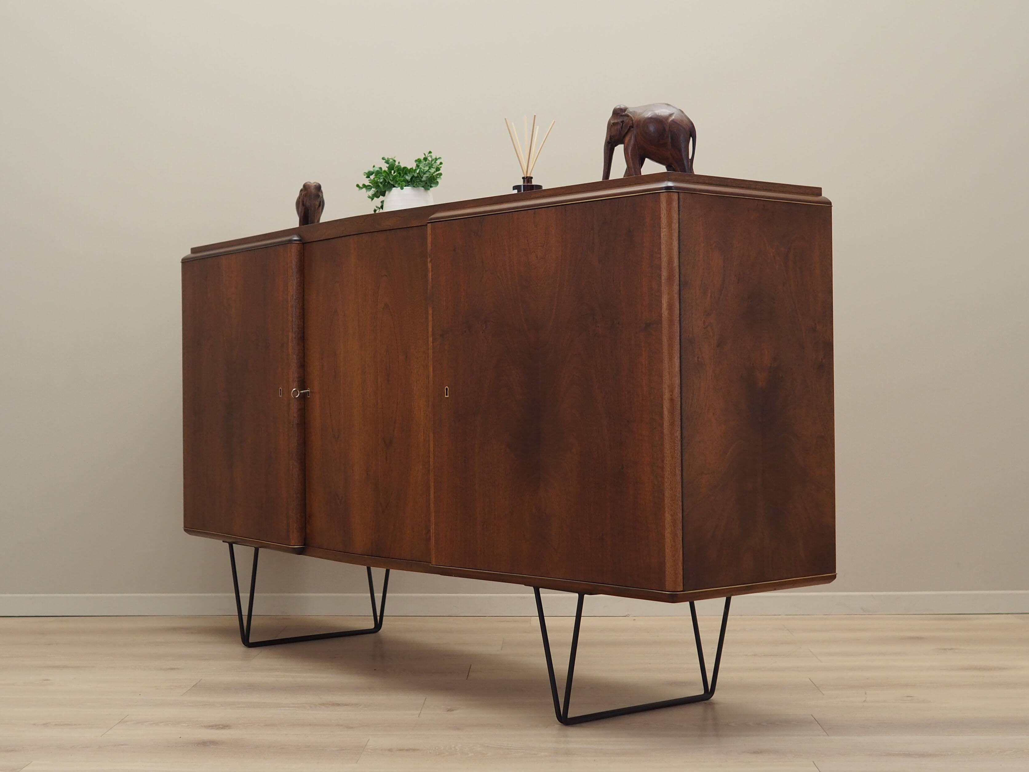 Buffet haut en noyer, design danois, années 1960, production : Danemark