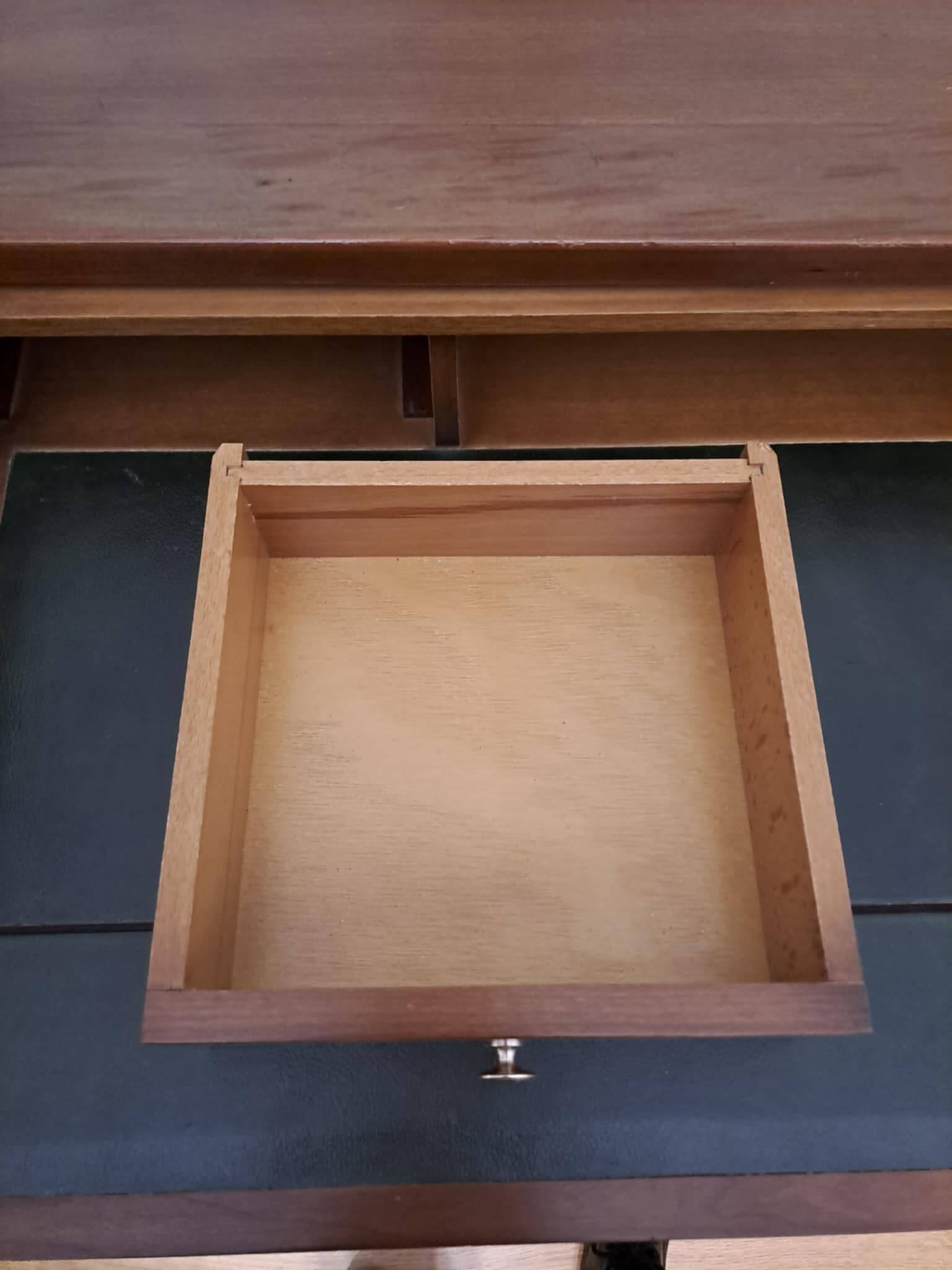 Mahogany chest of drawers