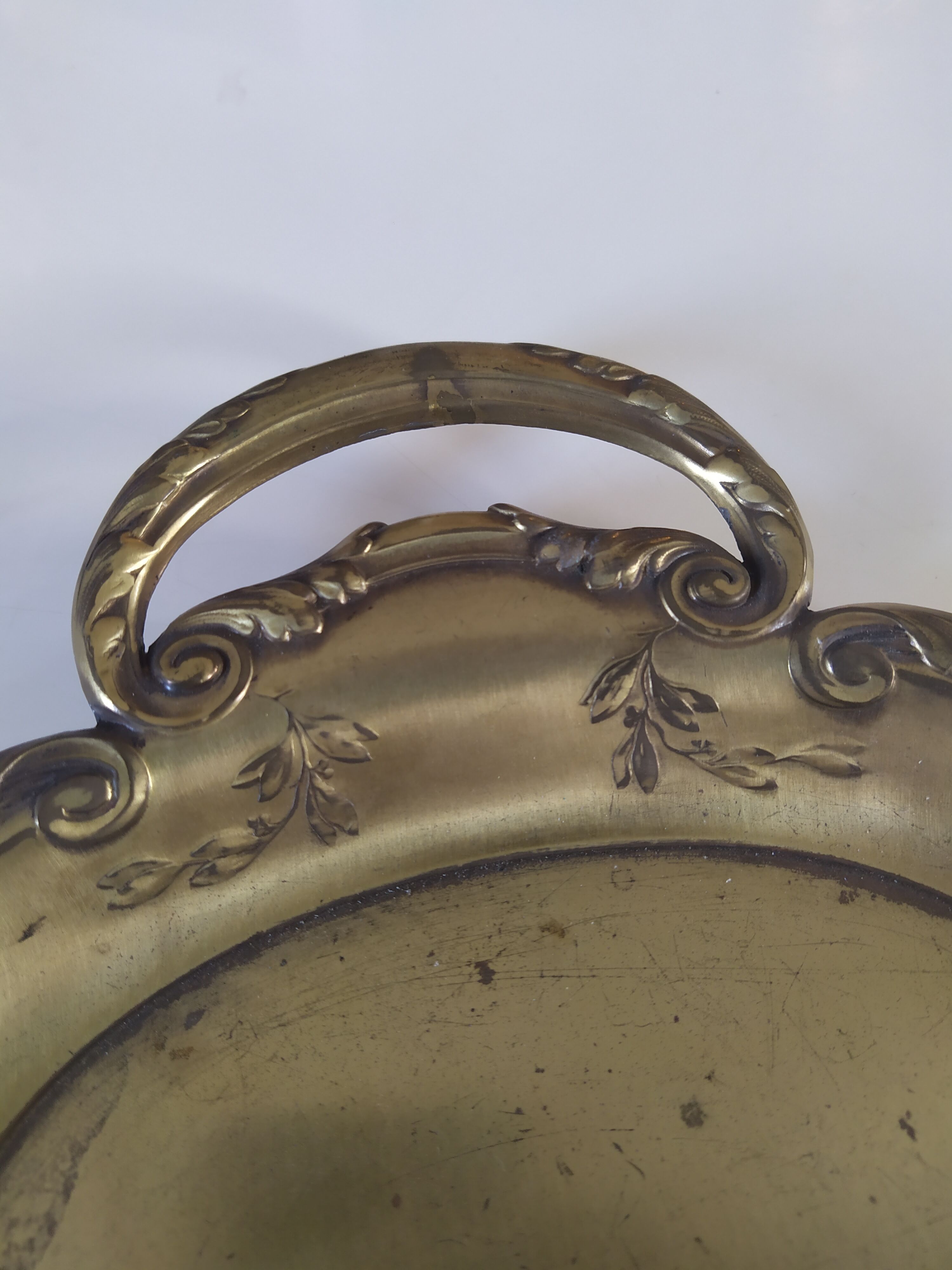 Tray picks up crumbs and brush