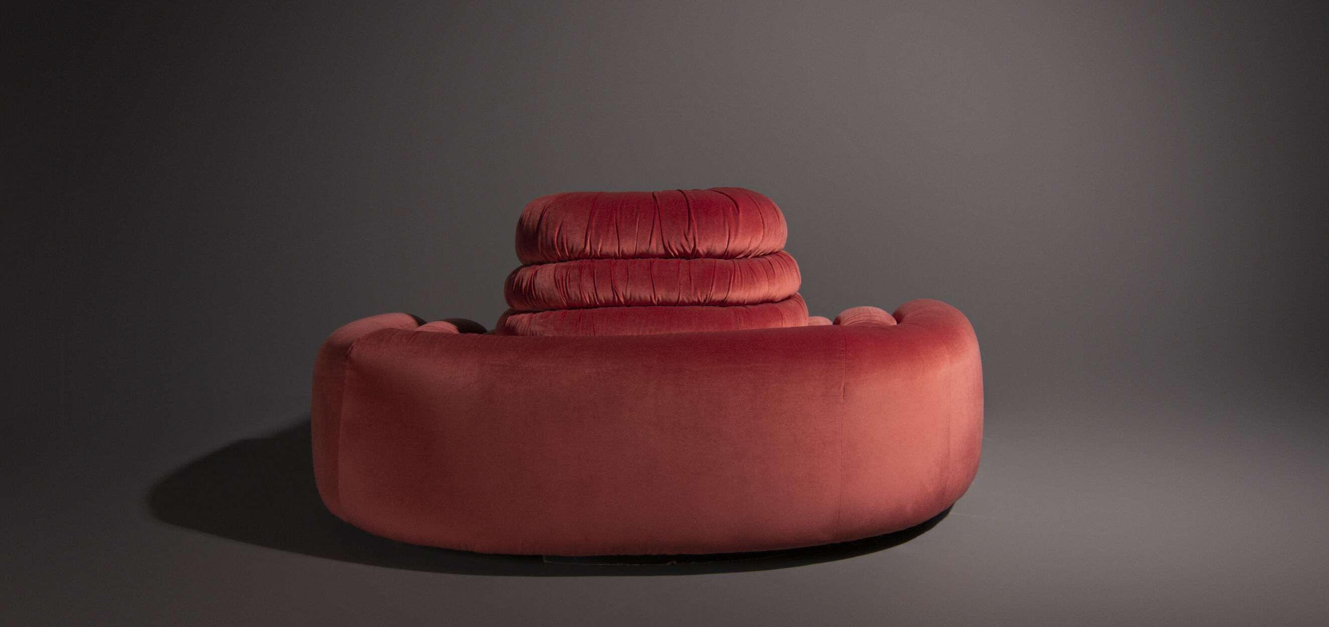Italian design round sofa in pink velvet