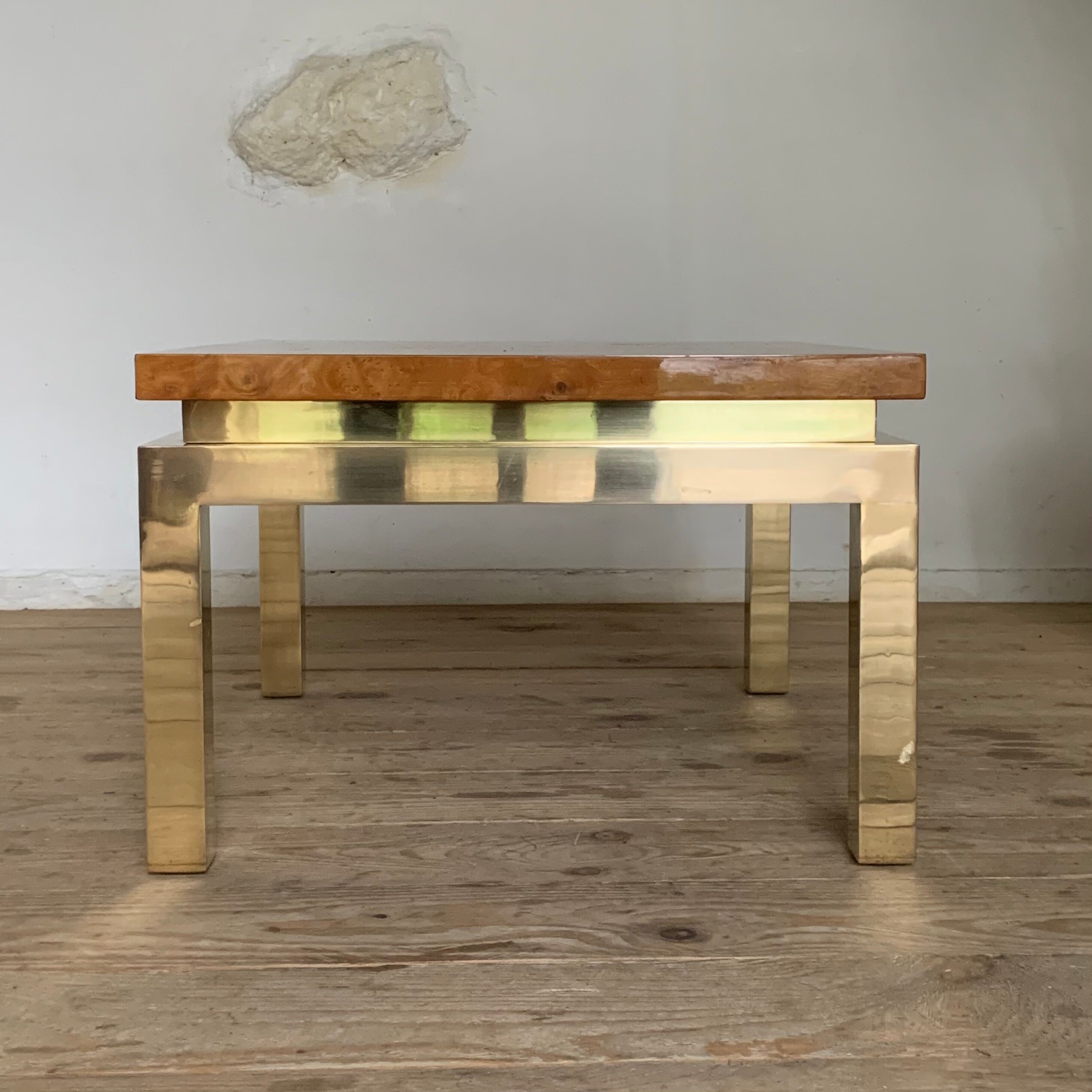 Table basse laiton et loupe d’orme vintage