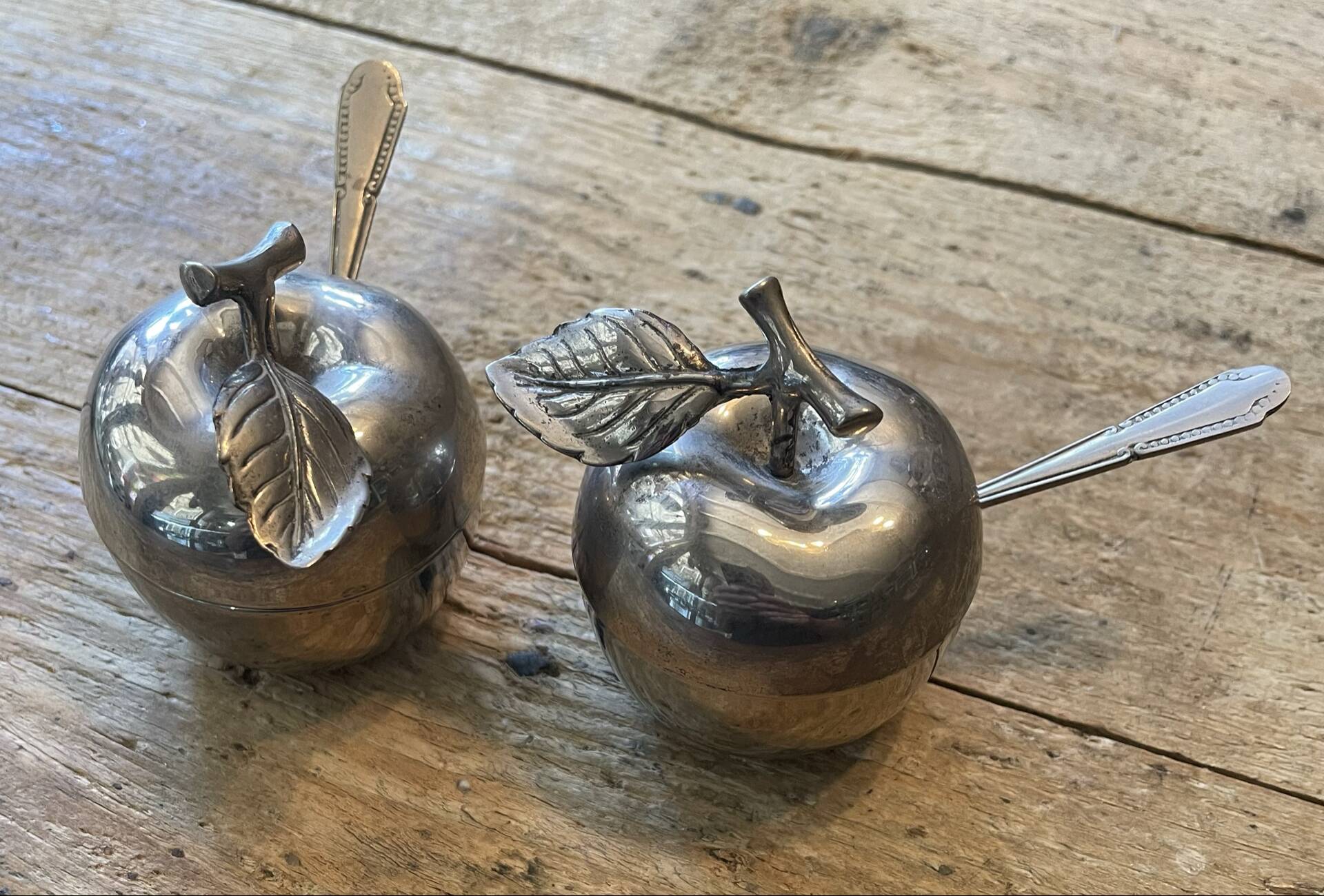 2 salières ou poivrières en forme de pomme.