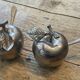 2 salières ou poivrières en forme de pomme.