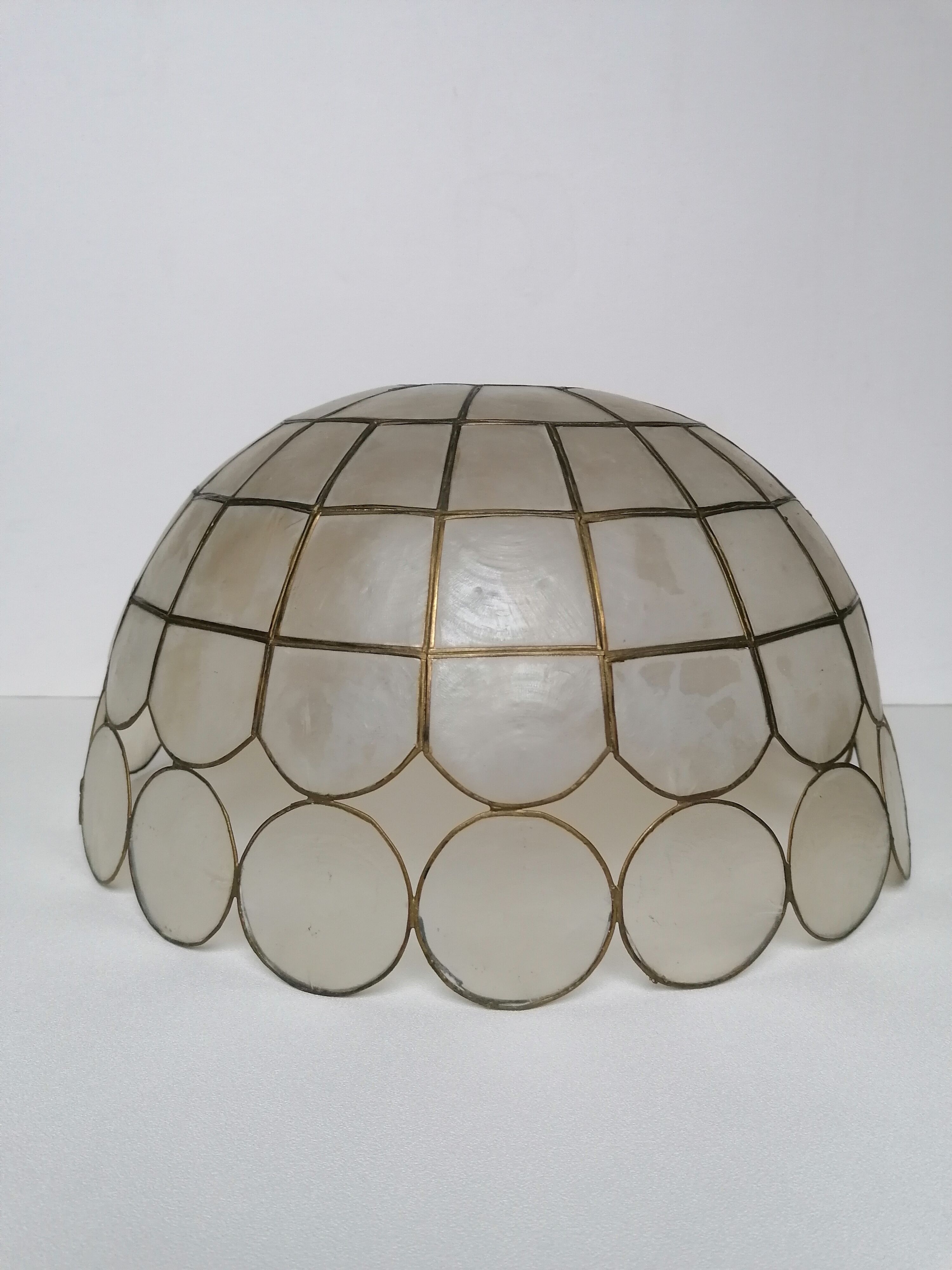 Mother-of-pearl and brass suspension