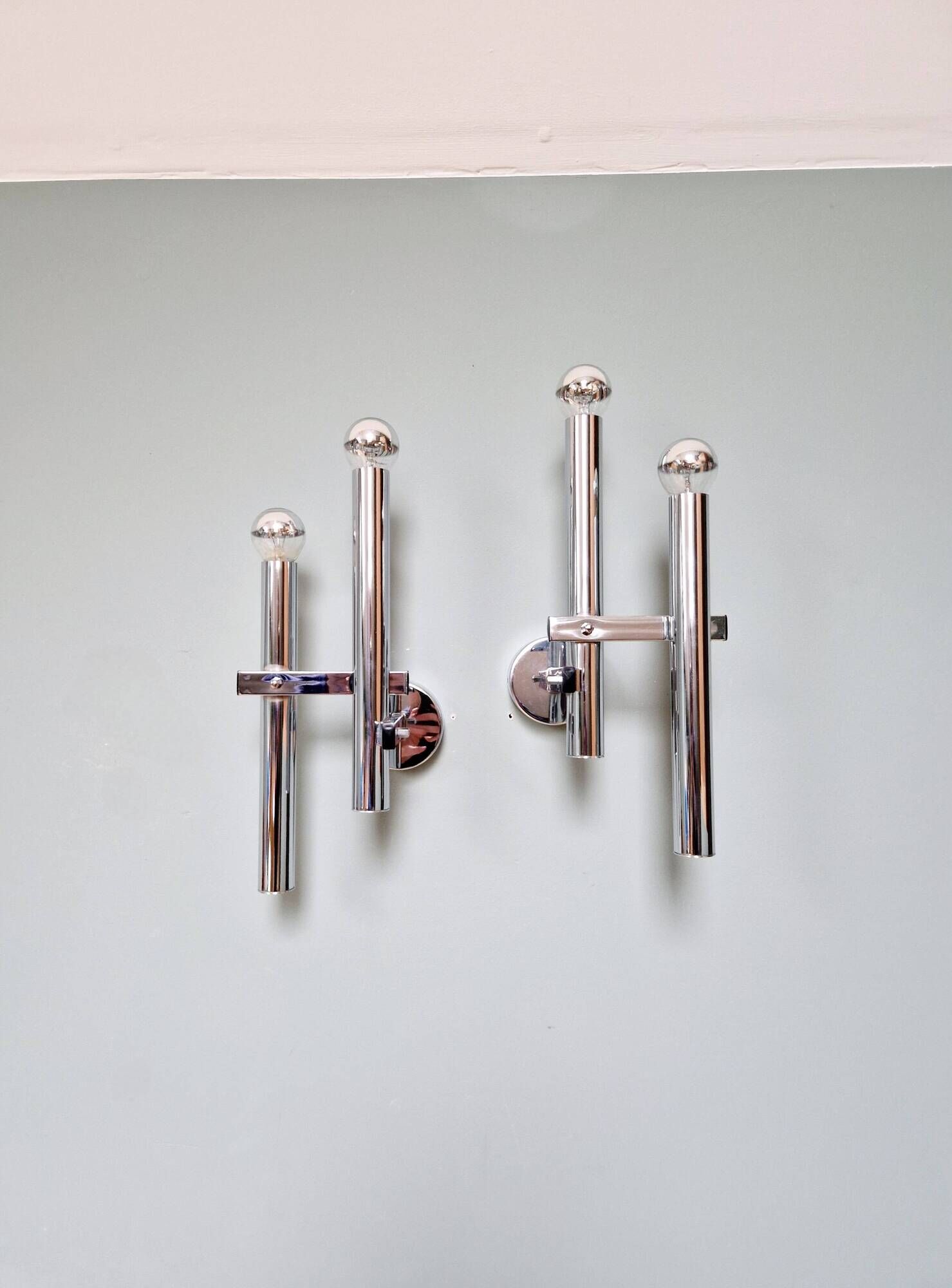 Pair of chromed metal wall lights, design Gaetano Sciolari, 1970s