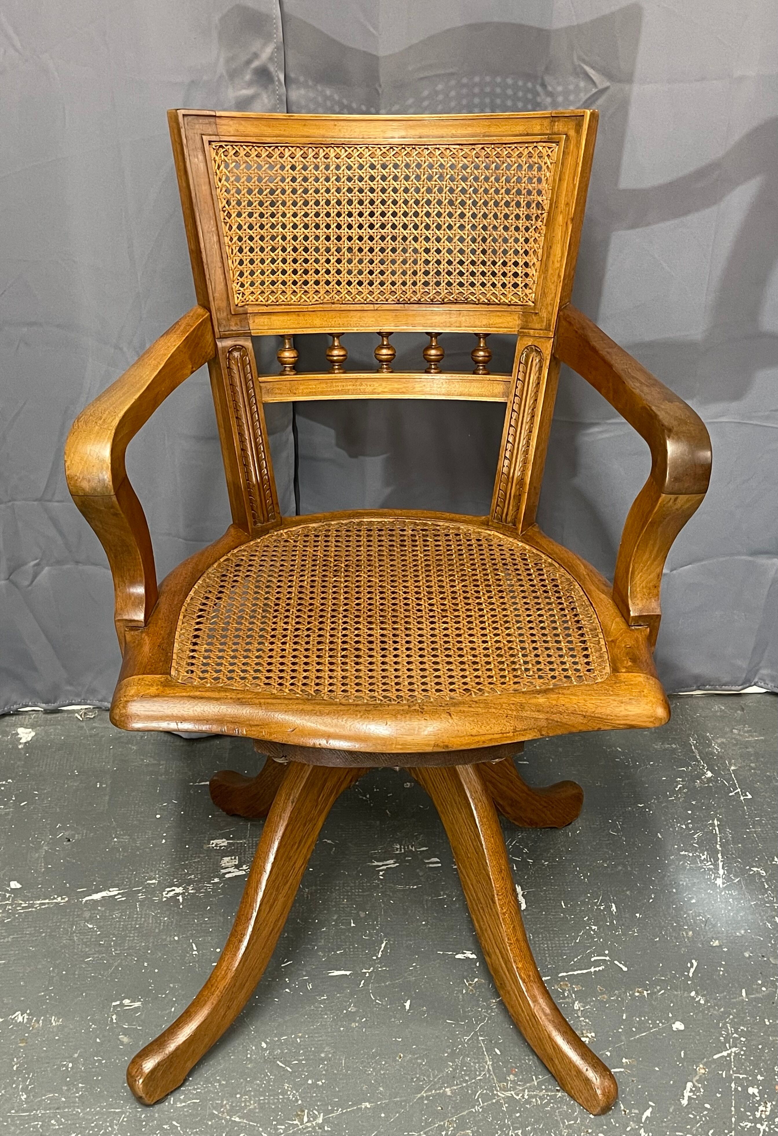 Fauteuil de bureau américain canné époque 1900