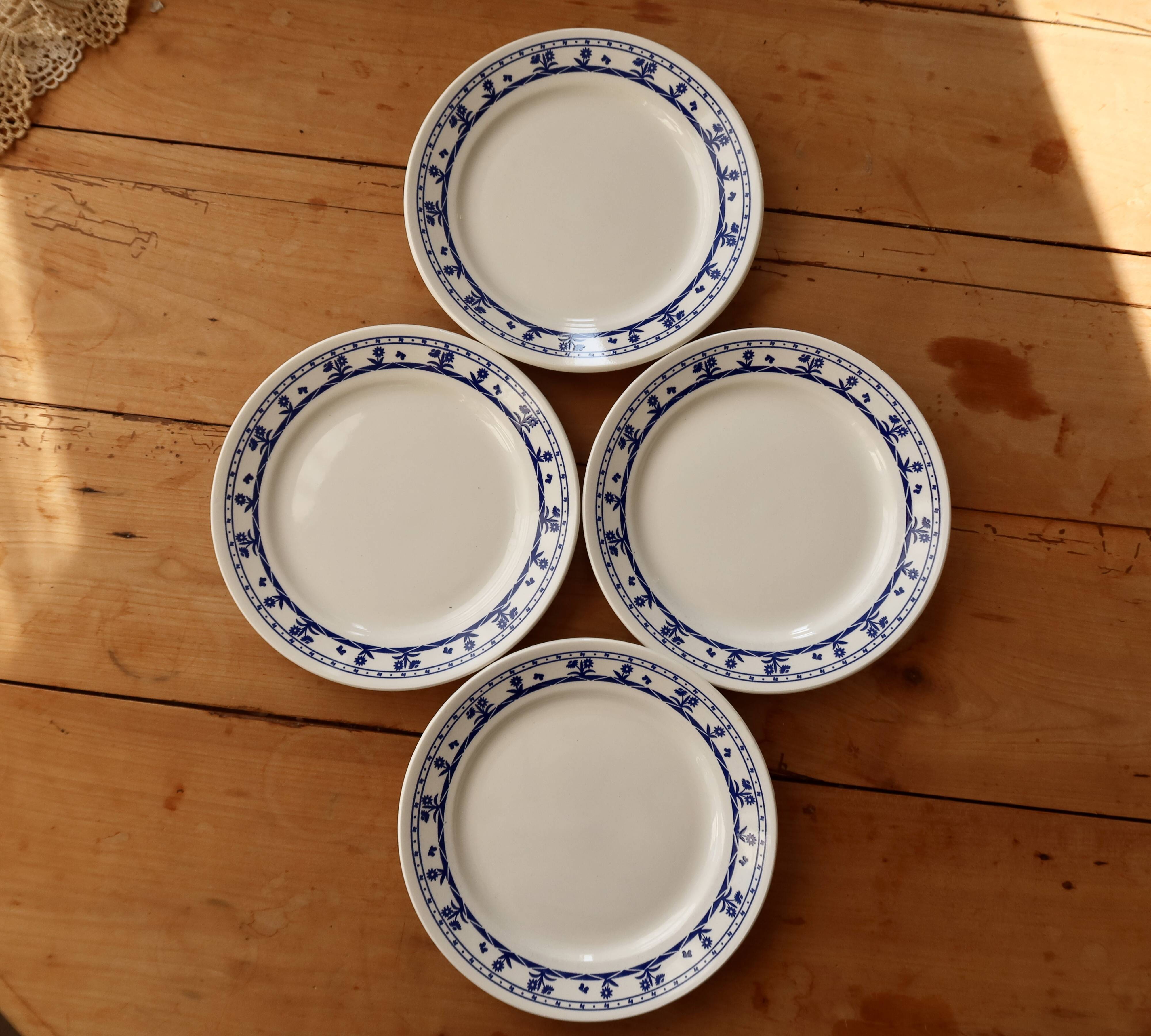 4 assiettes à dessert vintage en faïence motif fleuri