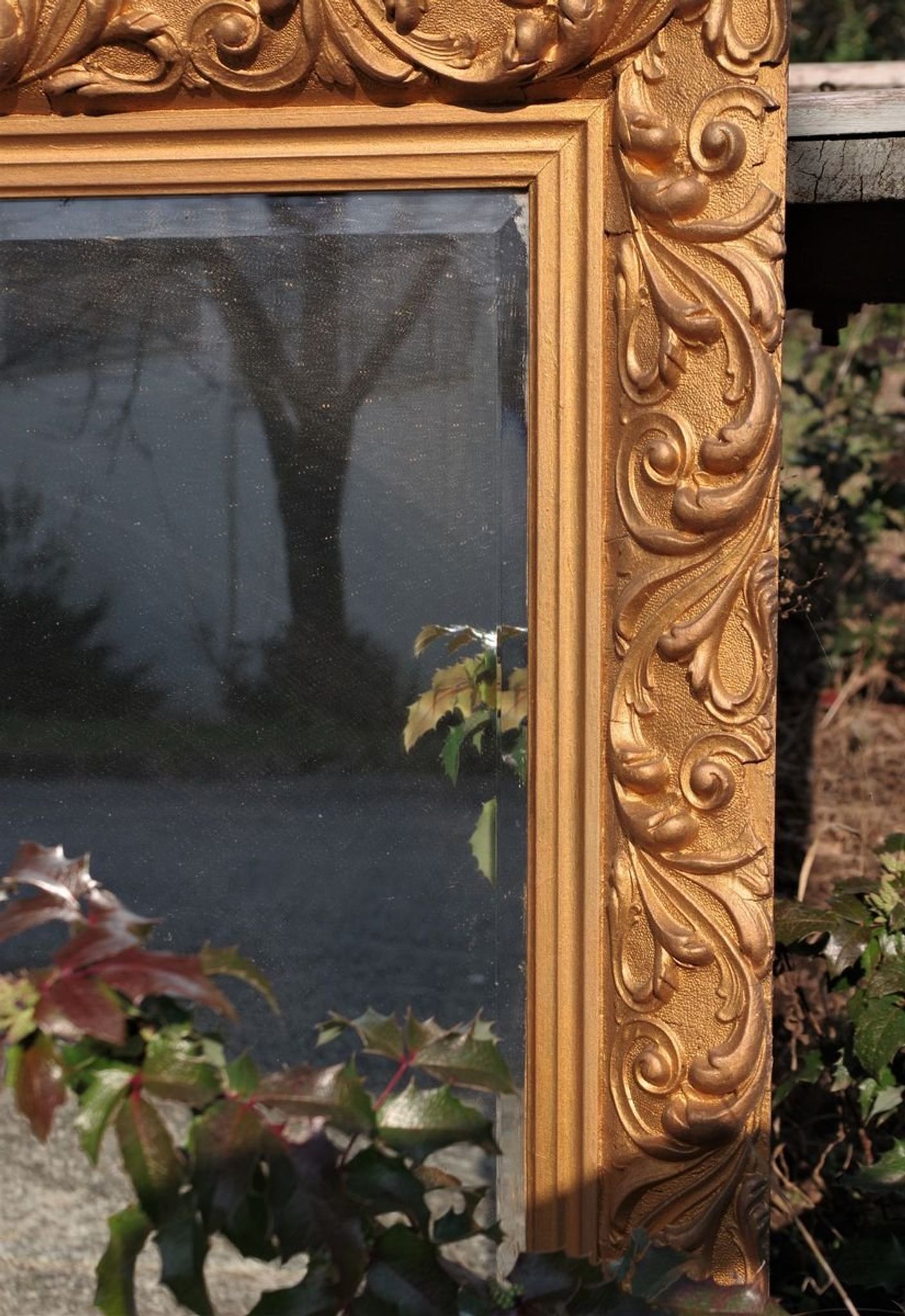 Wooden mirror decorated with gold from the 1920s