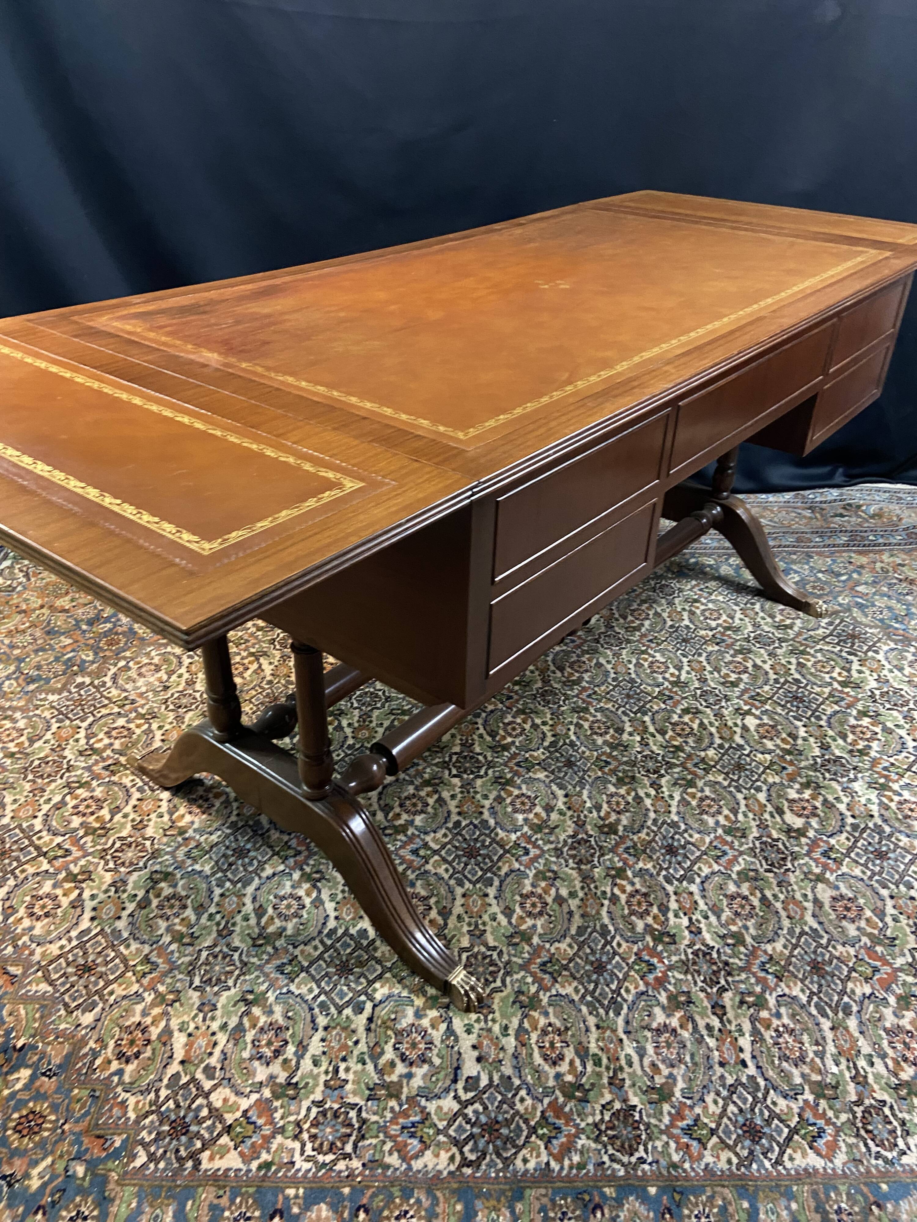 Grand bureau anglais en acajou de style Regency