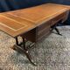 Grand bureau anglais en acajou de style Regency