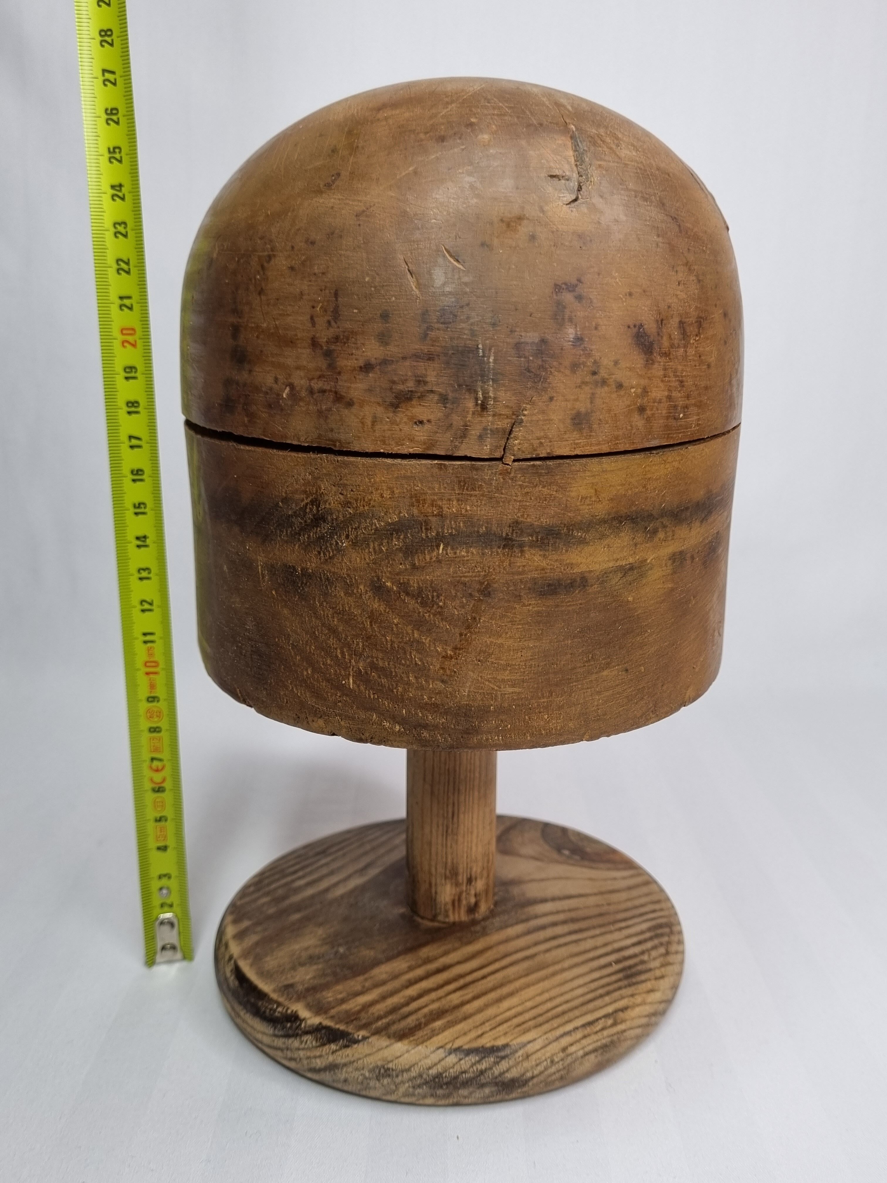 Forme à chapeau en bois ancienne sur pied, 1900