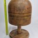 Forme à chapeau en bois ancienne sur pied, 1900