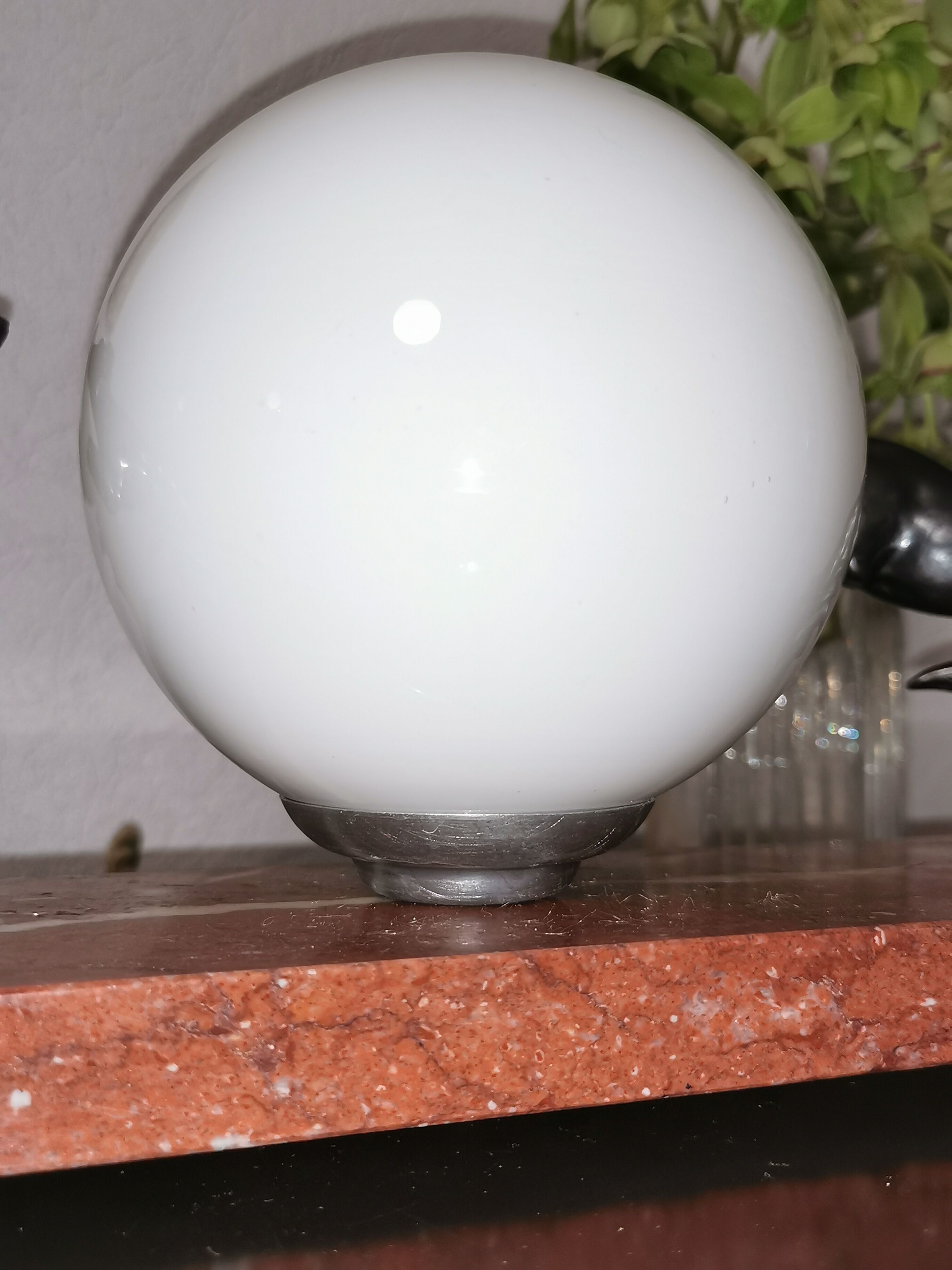 Art deco lamp, marble, globe, opaline and greyhounds in regulation, 1930