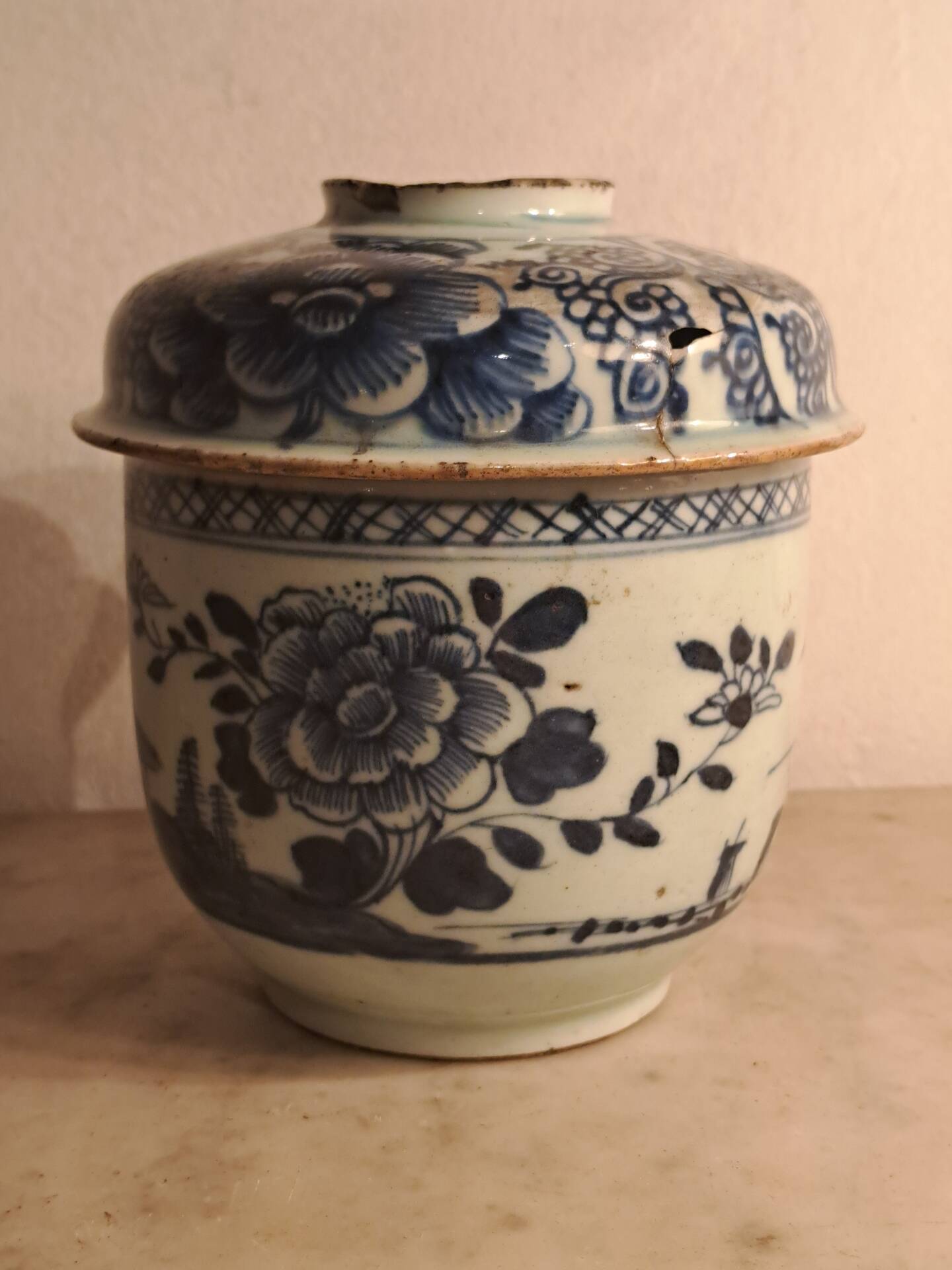 18th-century Chinese pot Qianlong in porcelain