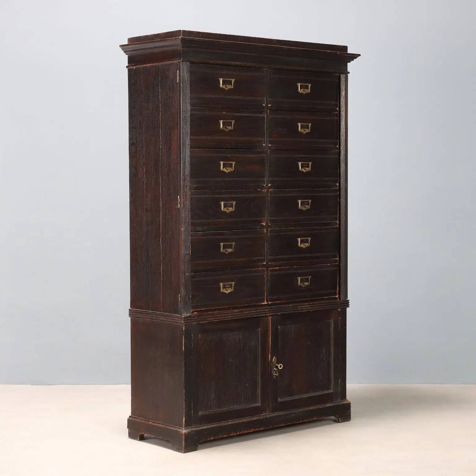 Commode ancienne en chêne à 12 tiroirs, Italie, XXe siècle