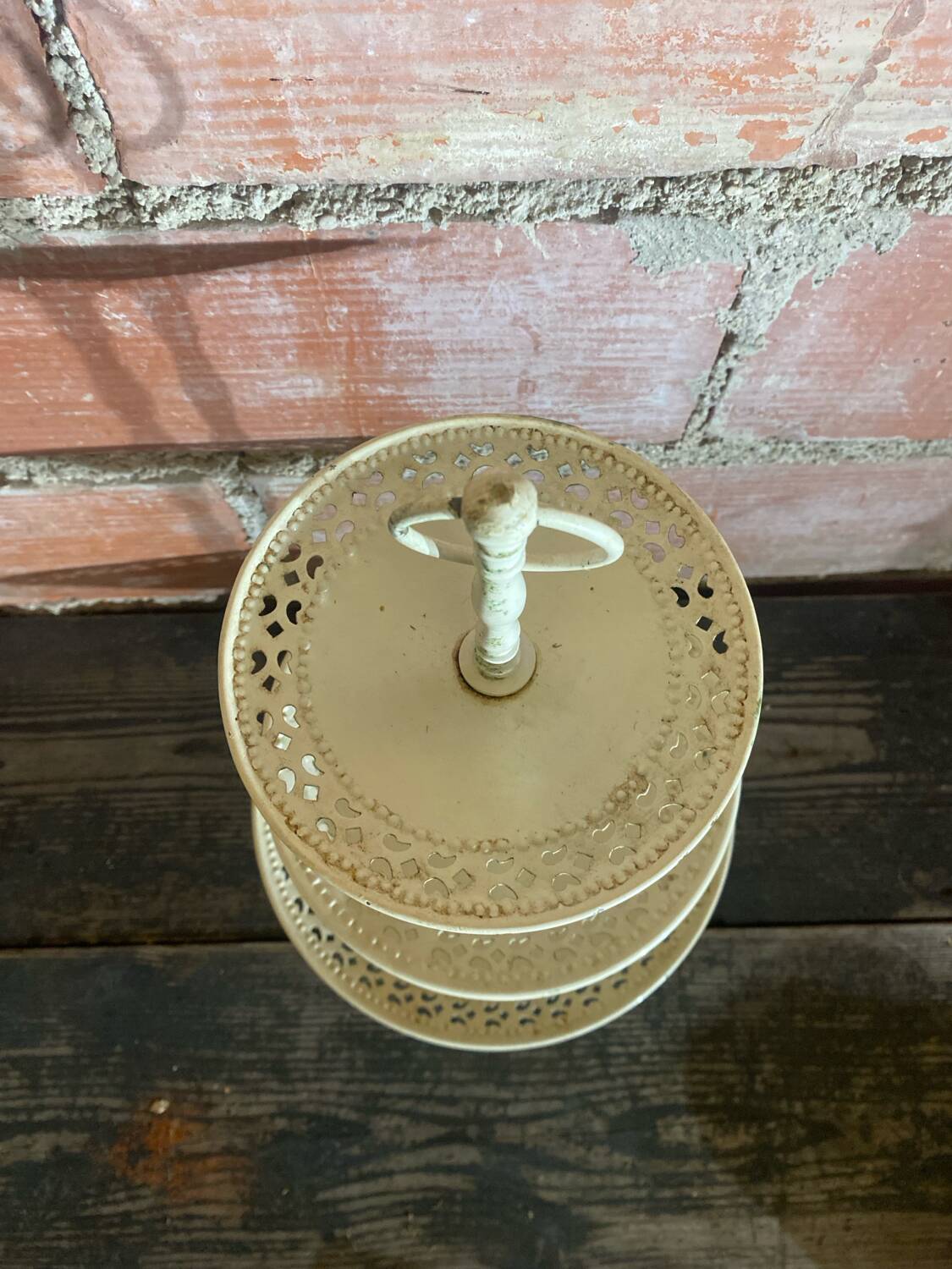 Présentoir à gâteaux 3 niveaux ancien en métal blanc