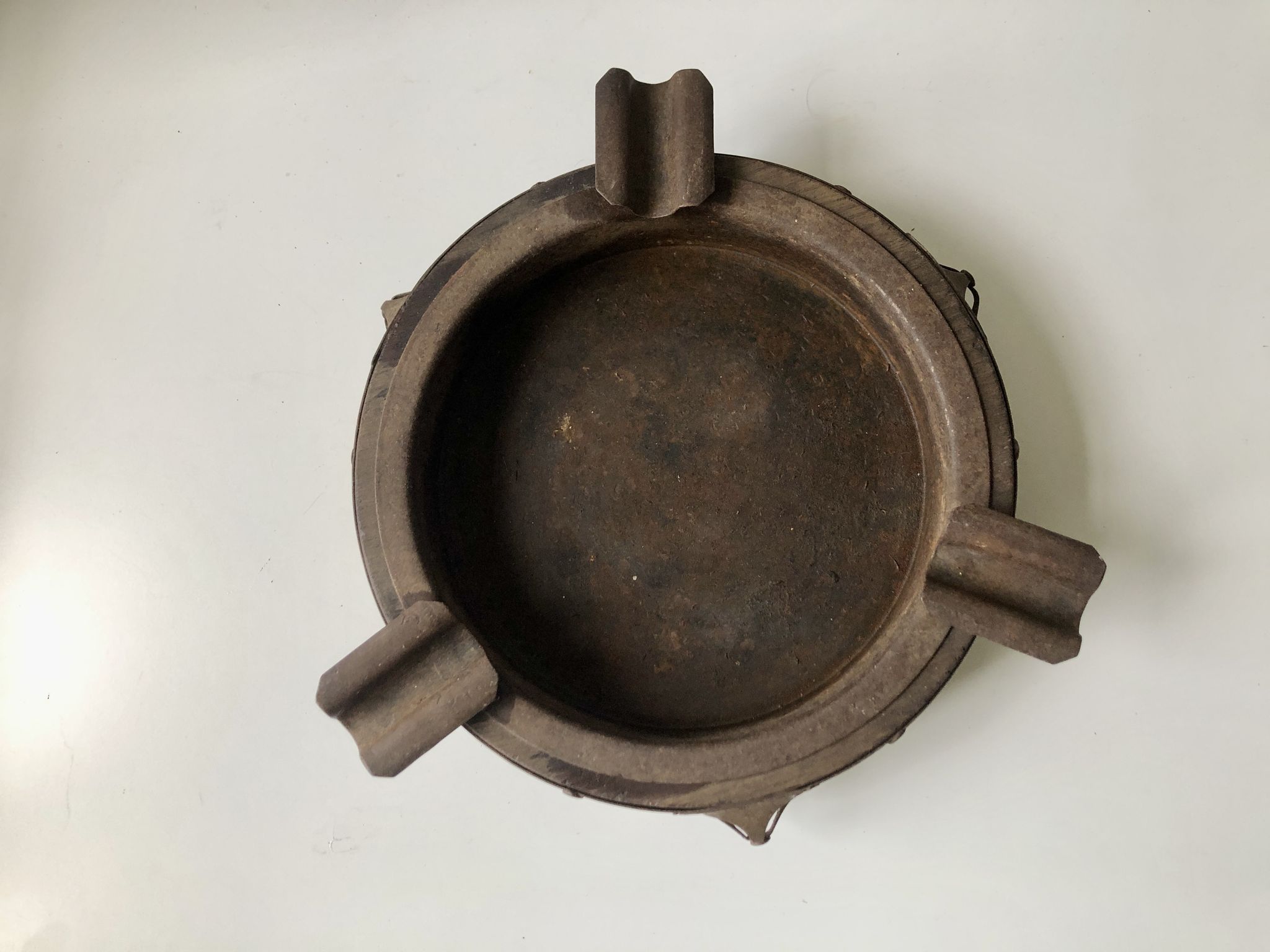 Cendrier en fer forgé et bois art brutaliste XXIIIème