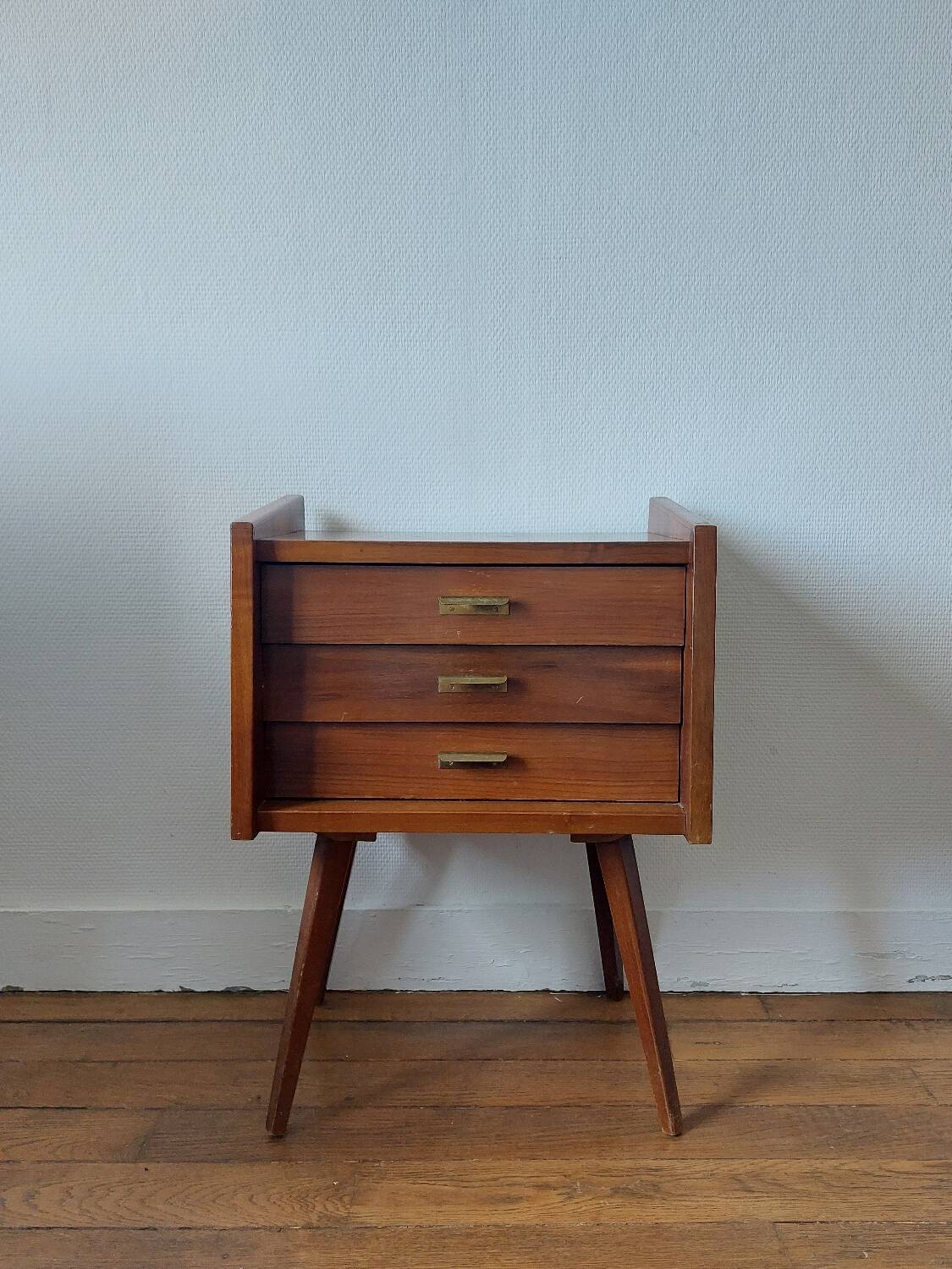 Compass feet bedside table