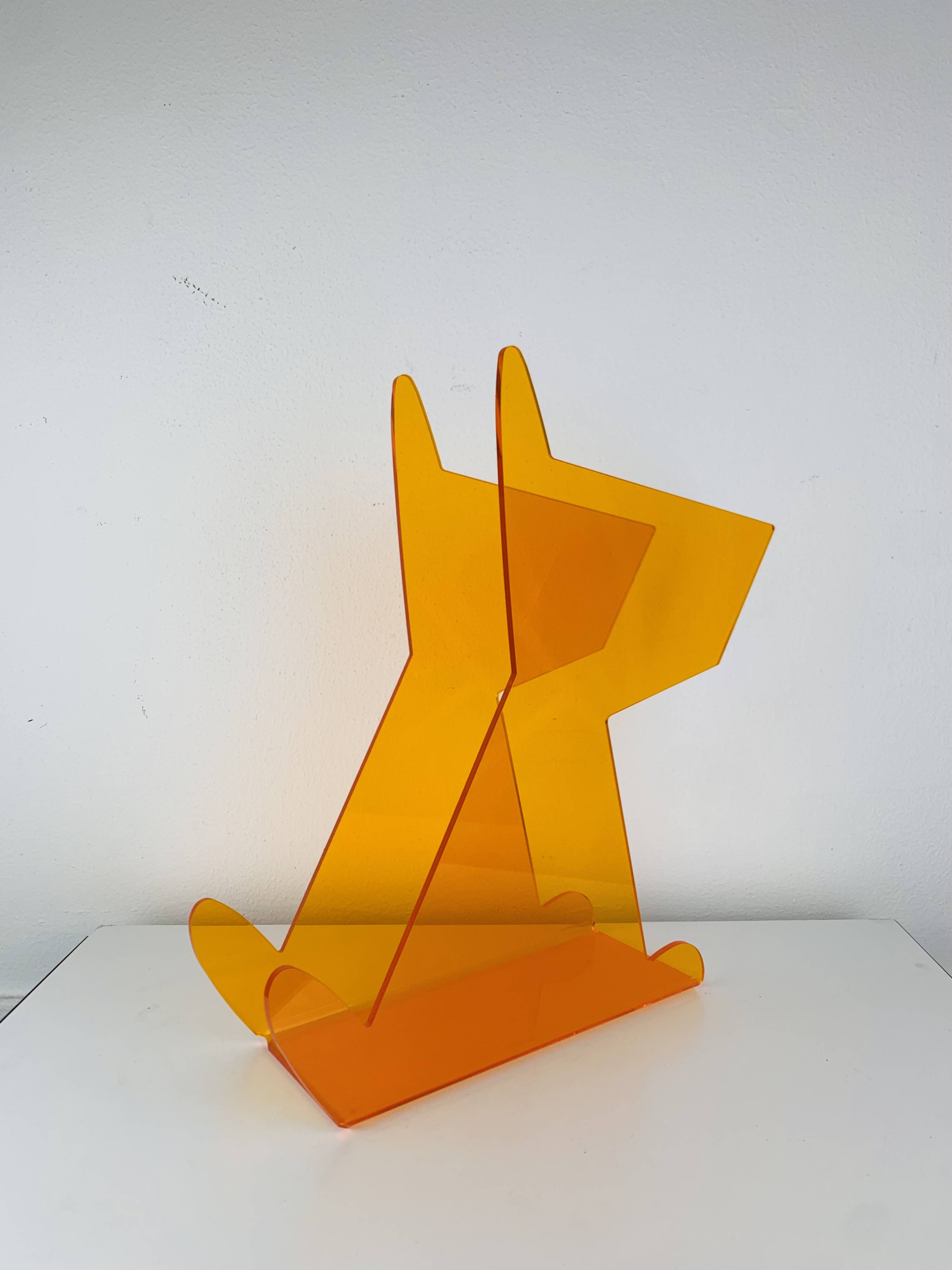 Porte-revues chien en plexiglas orange, vintage