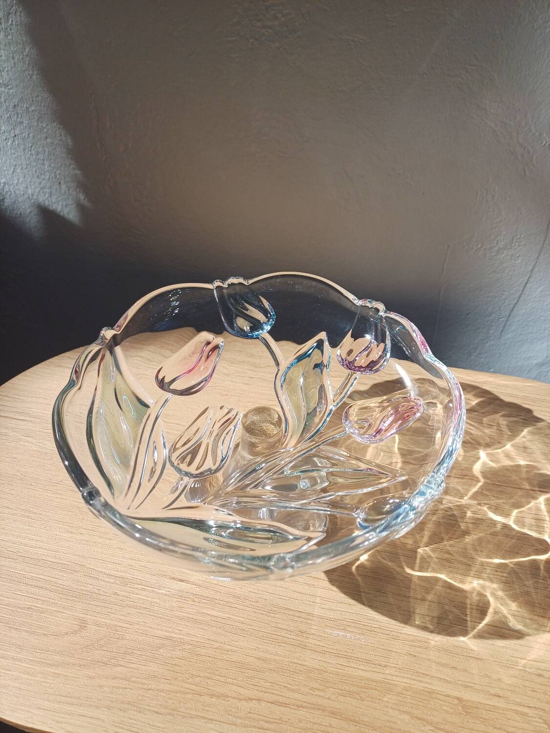 Bol sur pied en verre Mikasa avec tulipes roses et bleues