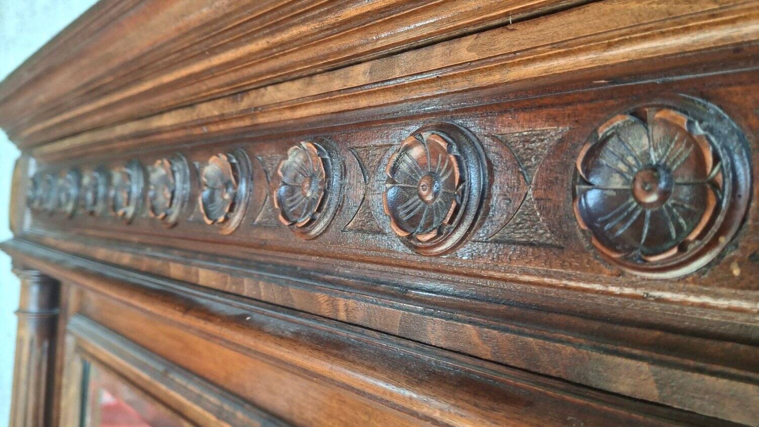 Large trumeau mirror with carved wood in the Louis XVI / Henri II style, 19th century.