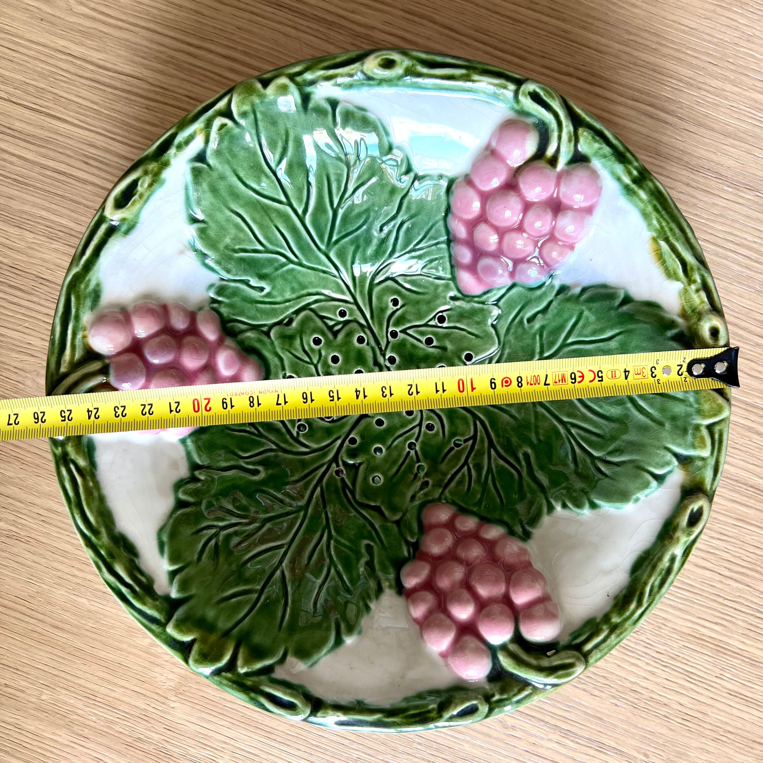 Drainer and plate in old slip old 1960s decoration cluster of reason and vine leaves