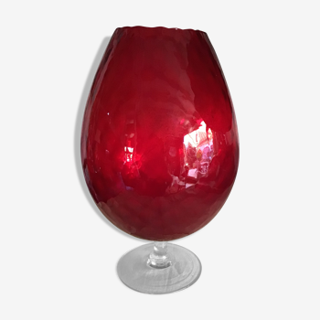 Vase sur pied en verre travaillé  rouge