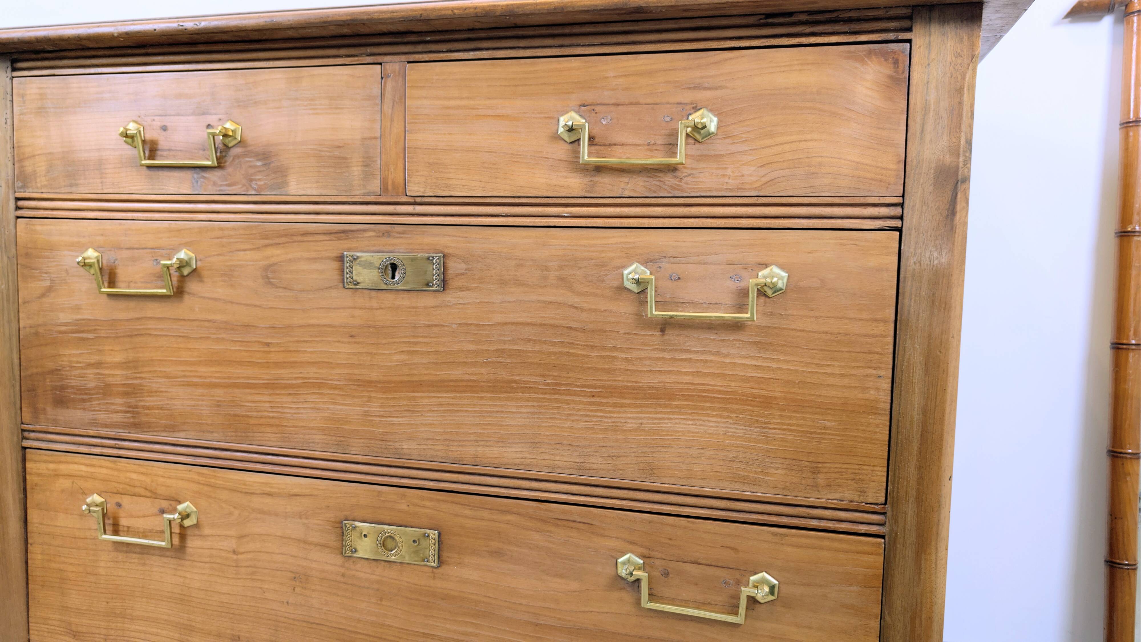 Antique marine chest of drawers in solid wood – charm and maritime spirit